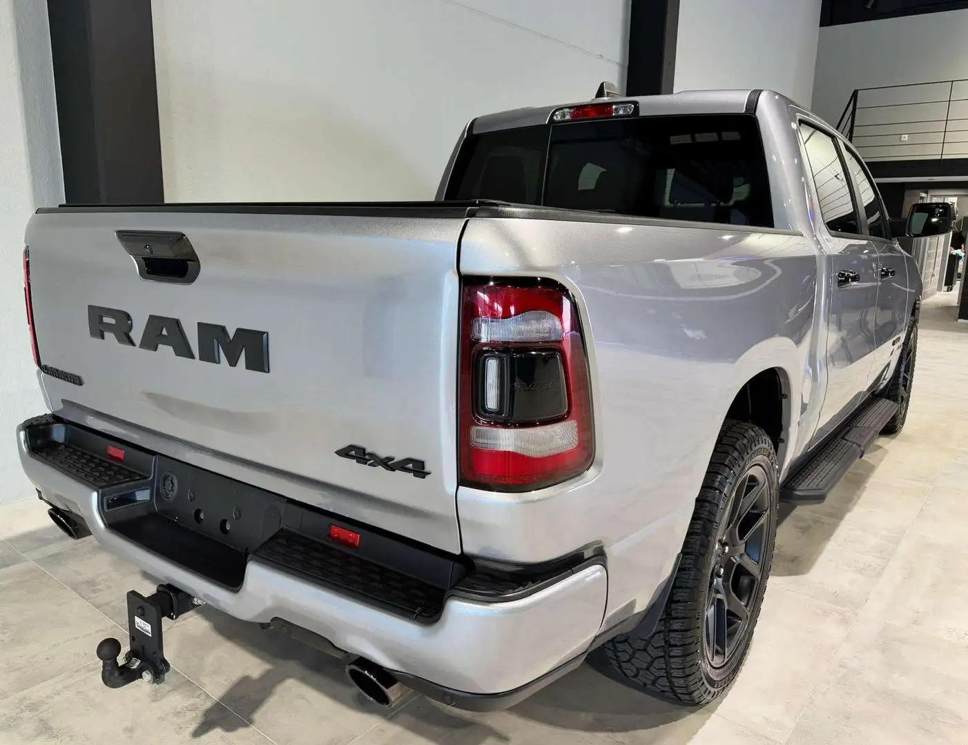 Dodge RAM 5.7i V8 401CV 05/2024  20.000KM  LARAMiE Grigio - 2