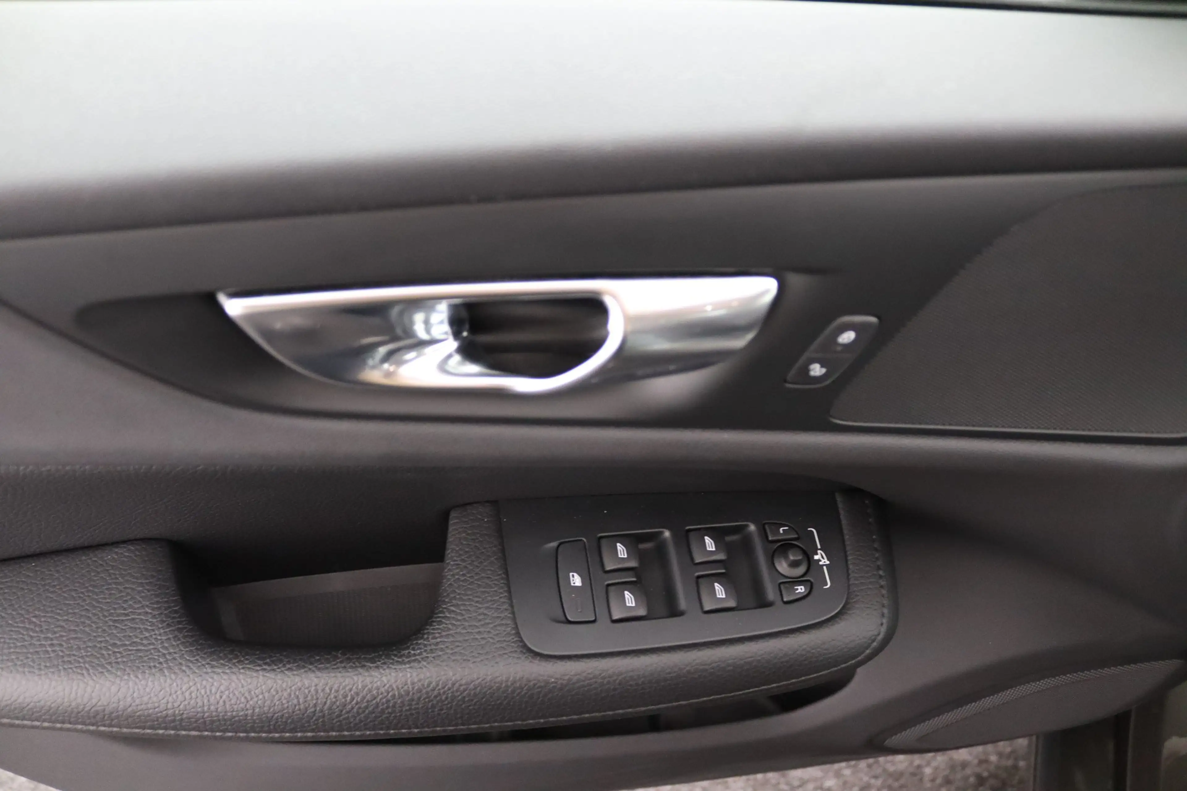 Volvo V60 2.0 B3 Advantage | Leder | Camera | Stoel/ Stuurve — photo 28
