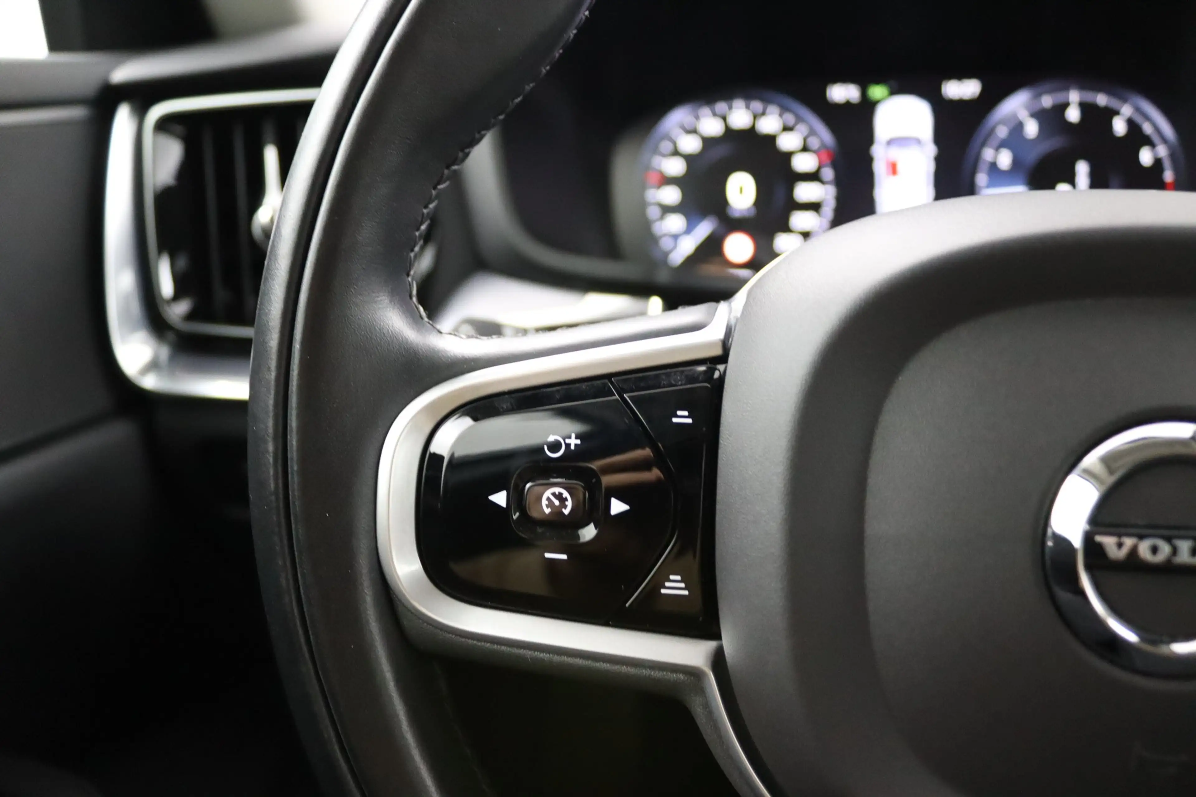 Volvo V60 2.0 B3 Advantage | Leder | Camera | Stoel/ Stuurve — photo 12
