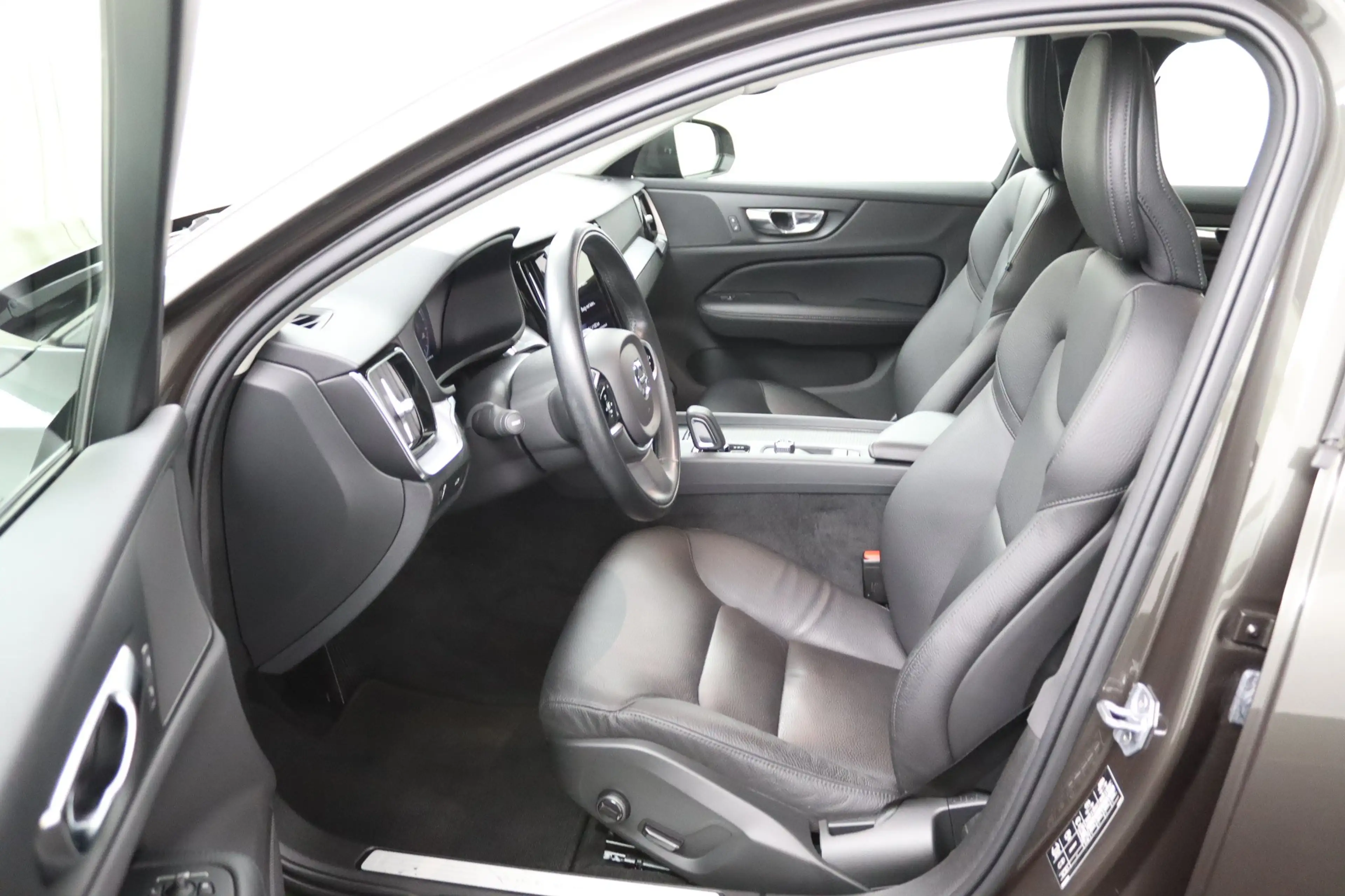 Volvo V60 2.0 B3 Advantage | Leder | Camera | Stoel/ Stuurve — photo 6