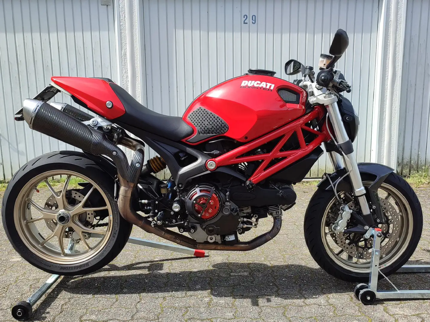 Ducati Monster 1100 Червоний - 1