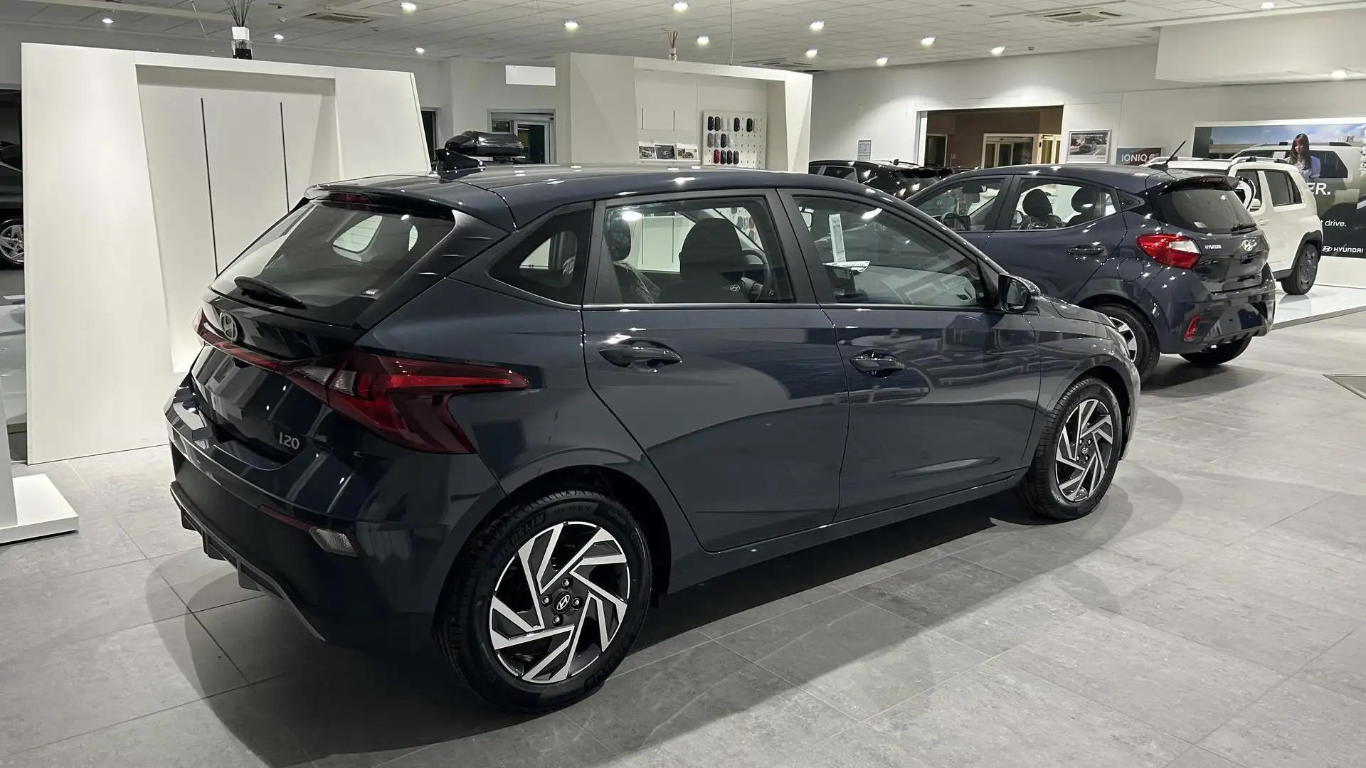 Hyundai i20 i20 1.2 MPI MT GPL Connectline Grijs - 2