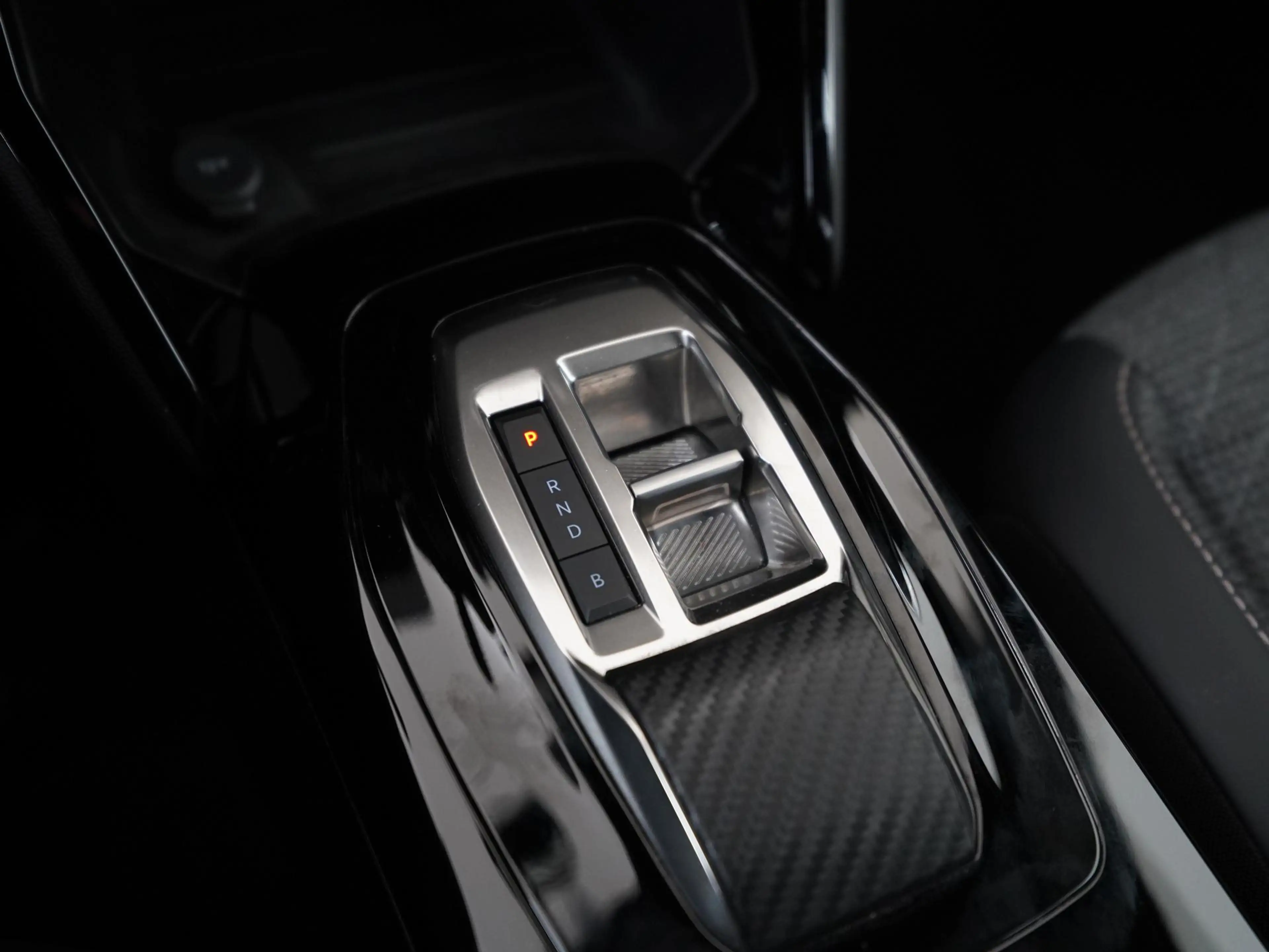 Peugeot e-2008 EV Allure 54 kWh | SOH 96% | 3 Fase | Zondag Open! — photo 12