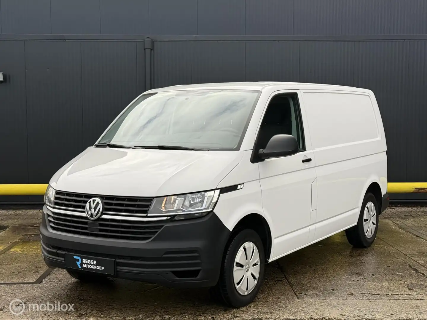 Volkswagen T6.1 Transporter 2.0 TDI L1H1 26 AIRCO Blanc - 1