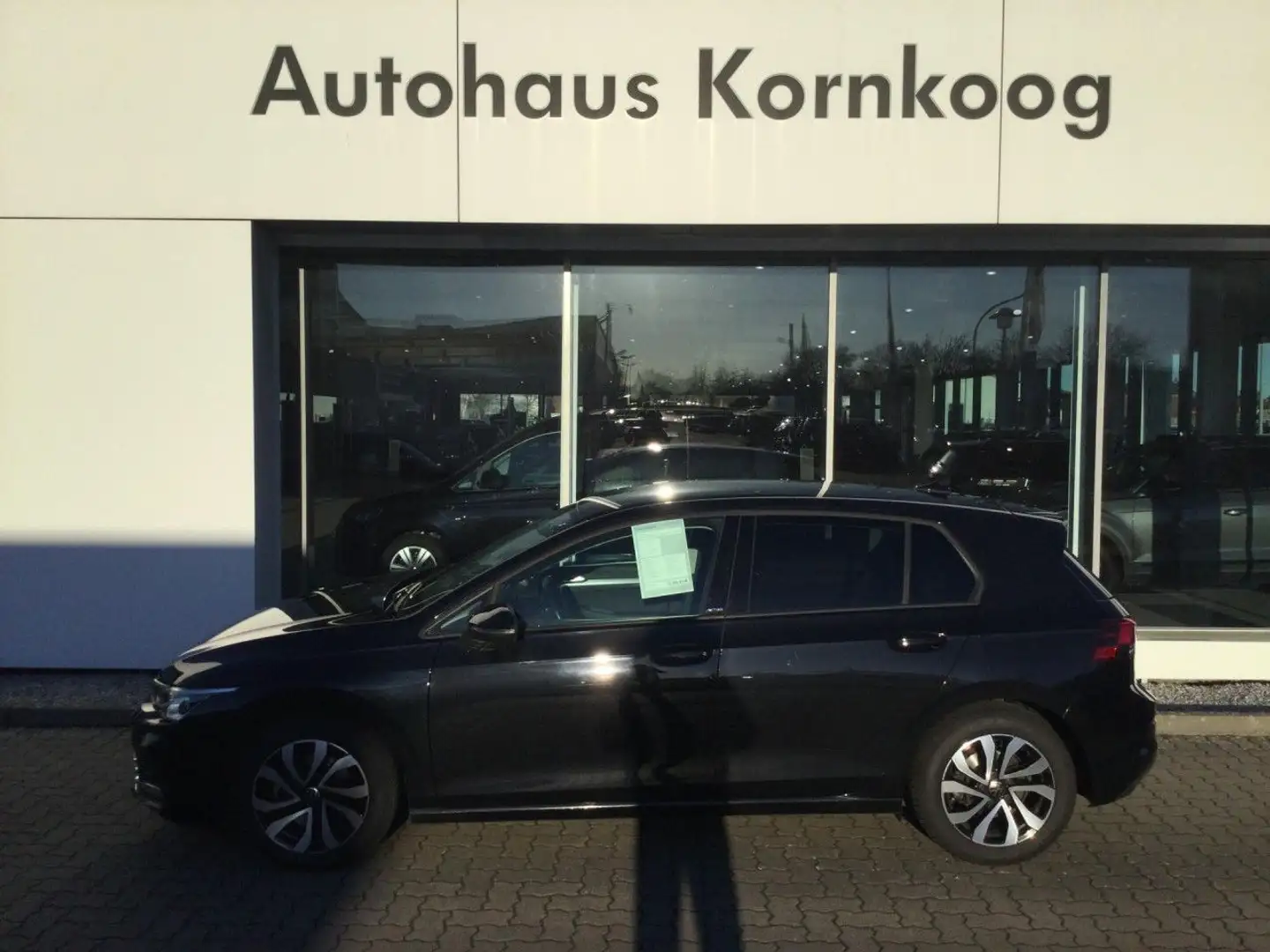 Volkswagen Golf 1.5 TSI Life GAR 11.27 LED NAVI ACC APP AHK Schwarz - 1