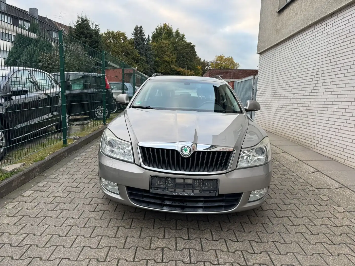 Skoda Octavia 1.4 TSI DSG Elegance TÜV NEU*2.HAND*AHK Gris - 2