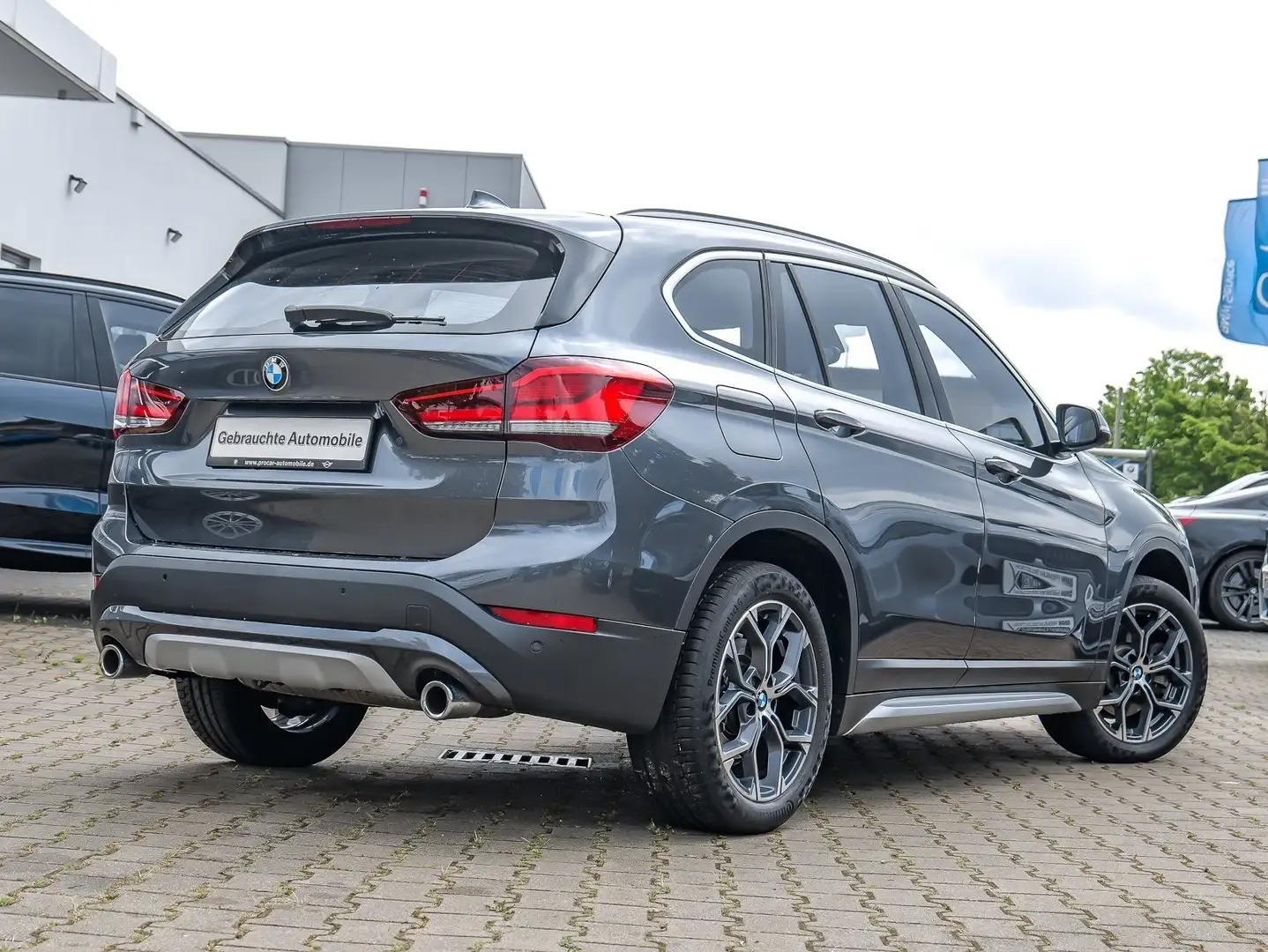 BMW X1 sDrive20i xLine Navi DA+ LED PA ACC Sportsitz Grijs - 2