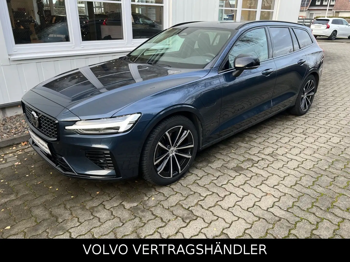 Volvo V60 Recharge T8 AWD Plus Dark AHK GARANTIE Blau - 1
