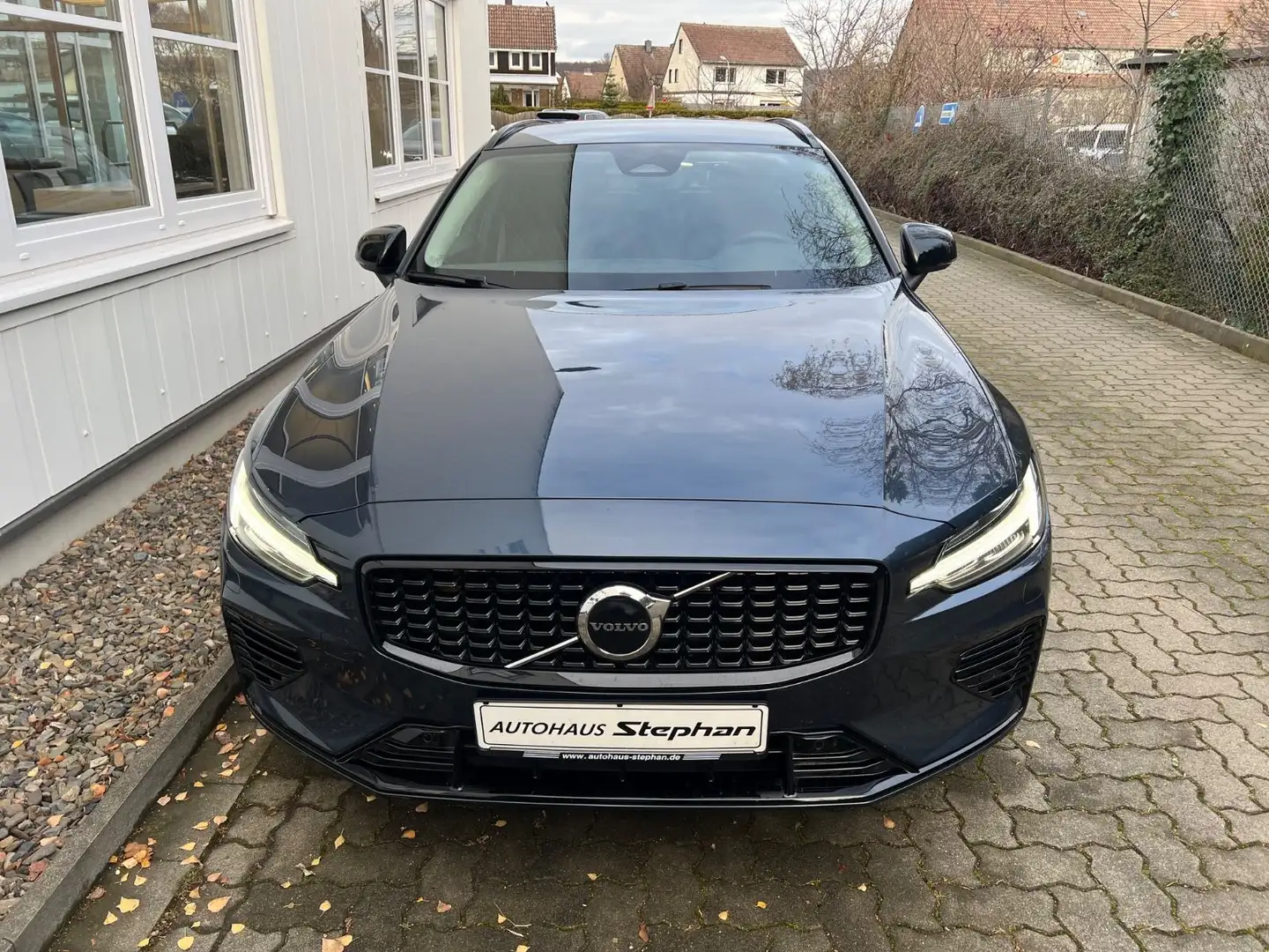 Volvo V60 Recharge T8 AWD Plus Dark AHK GARANTIE Blau - 2