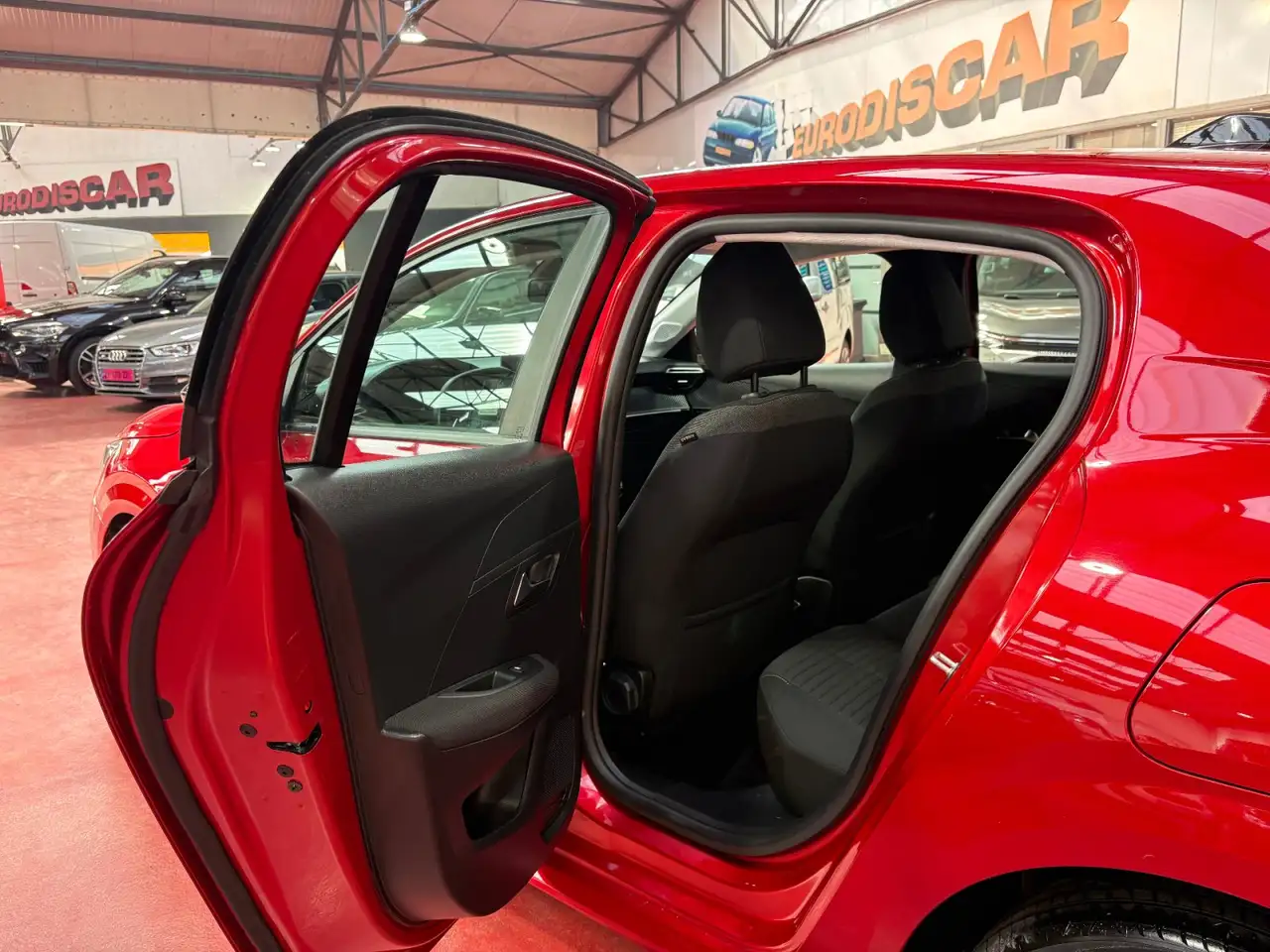 Peugeot 208 208 — photo 13