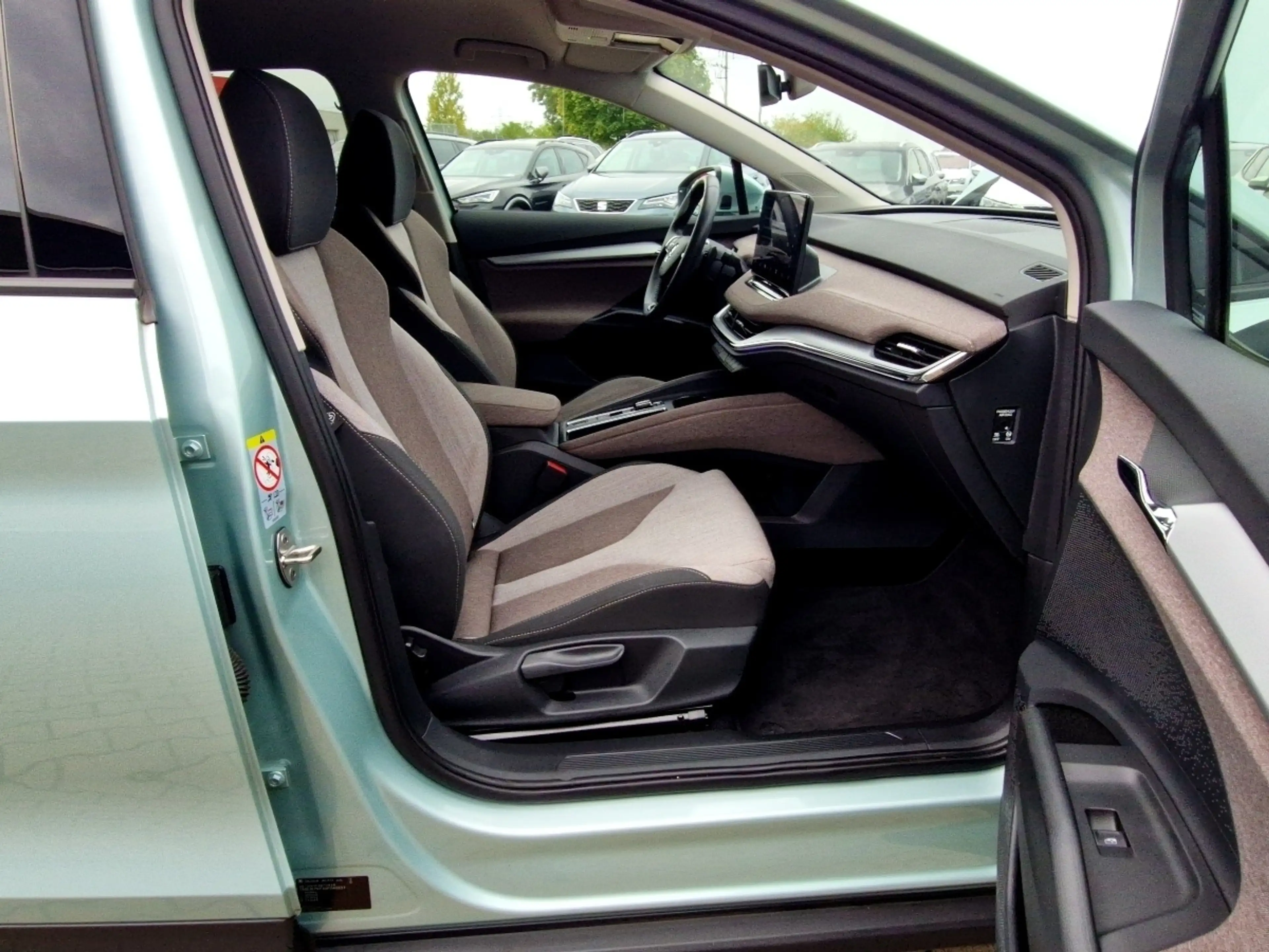 Skoda Enyaq 60 Lodge Matrix Navi AHK Sitzhzg Klimaautoma — photo 8