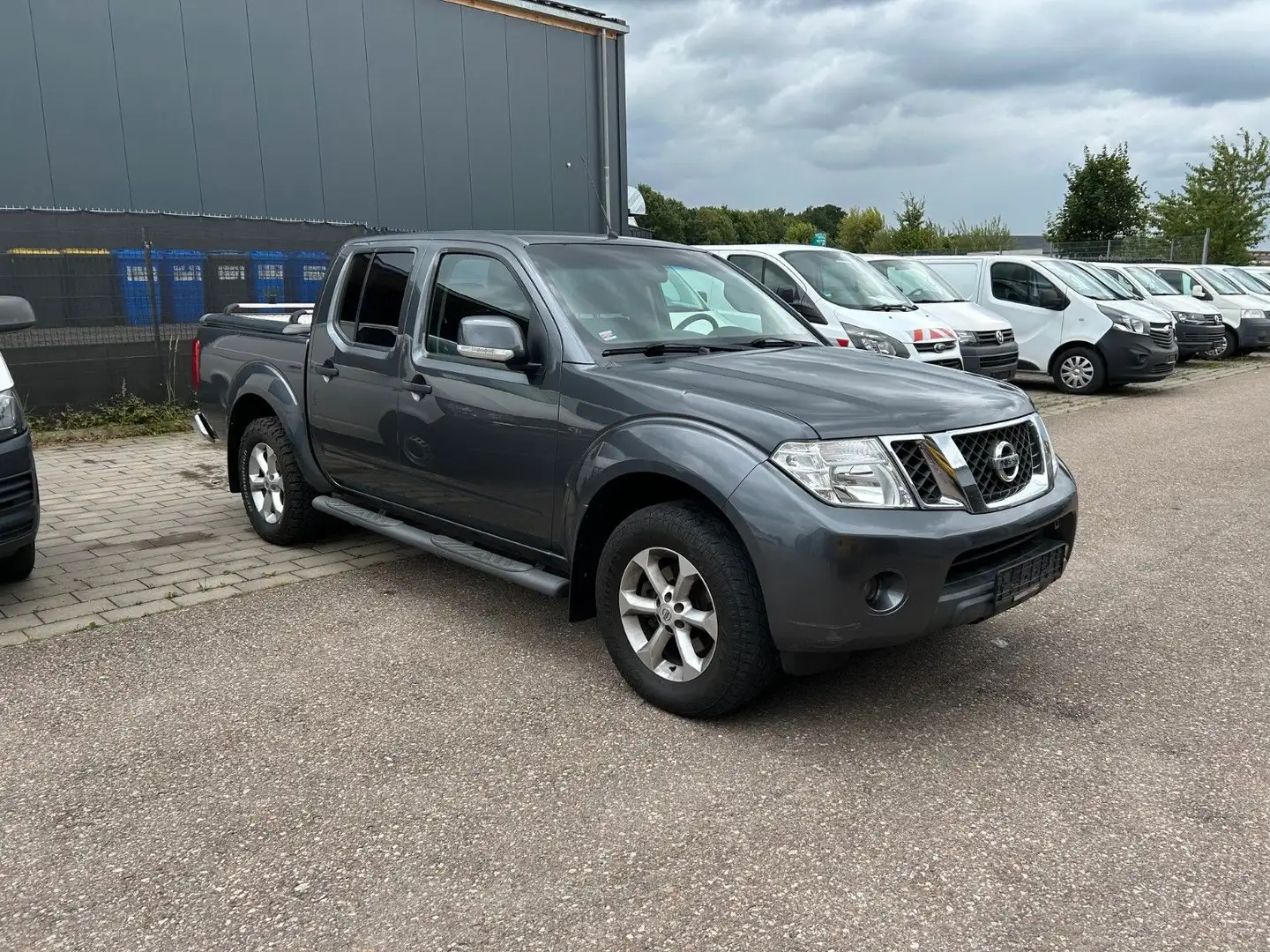 Nissan Navara 2.5 dCi Double 4X4/8-fach-bereift/AHK Grau - 1