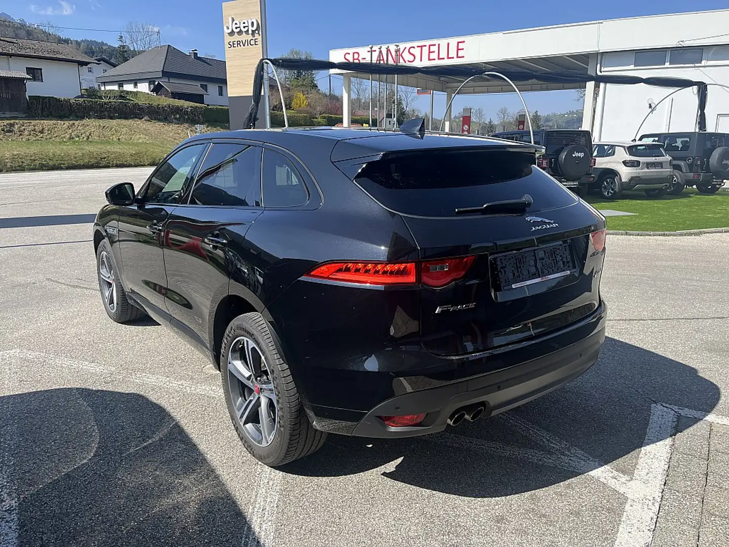 Jaguar F-Pace 20d AWD R-Sport Aut. Schwarz - 2