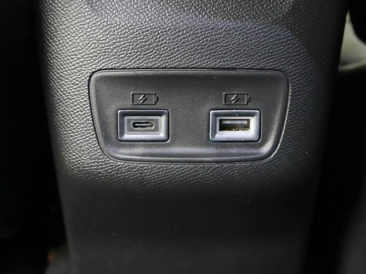Peugeot 2008 1.2 Hybrid 136 Allure (+ Trekhaak) 34
