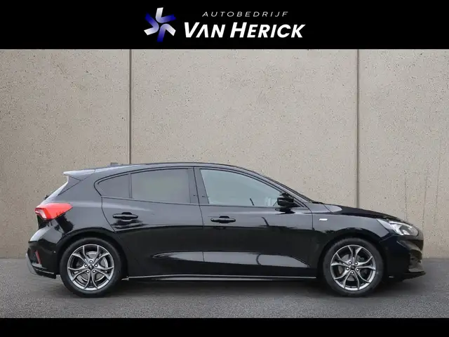 Ford Focus view 3