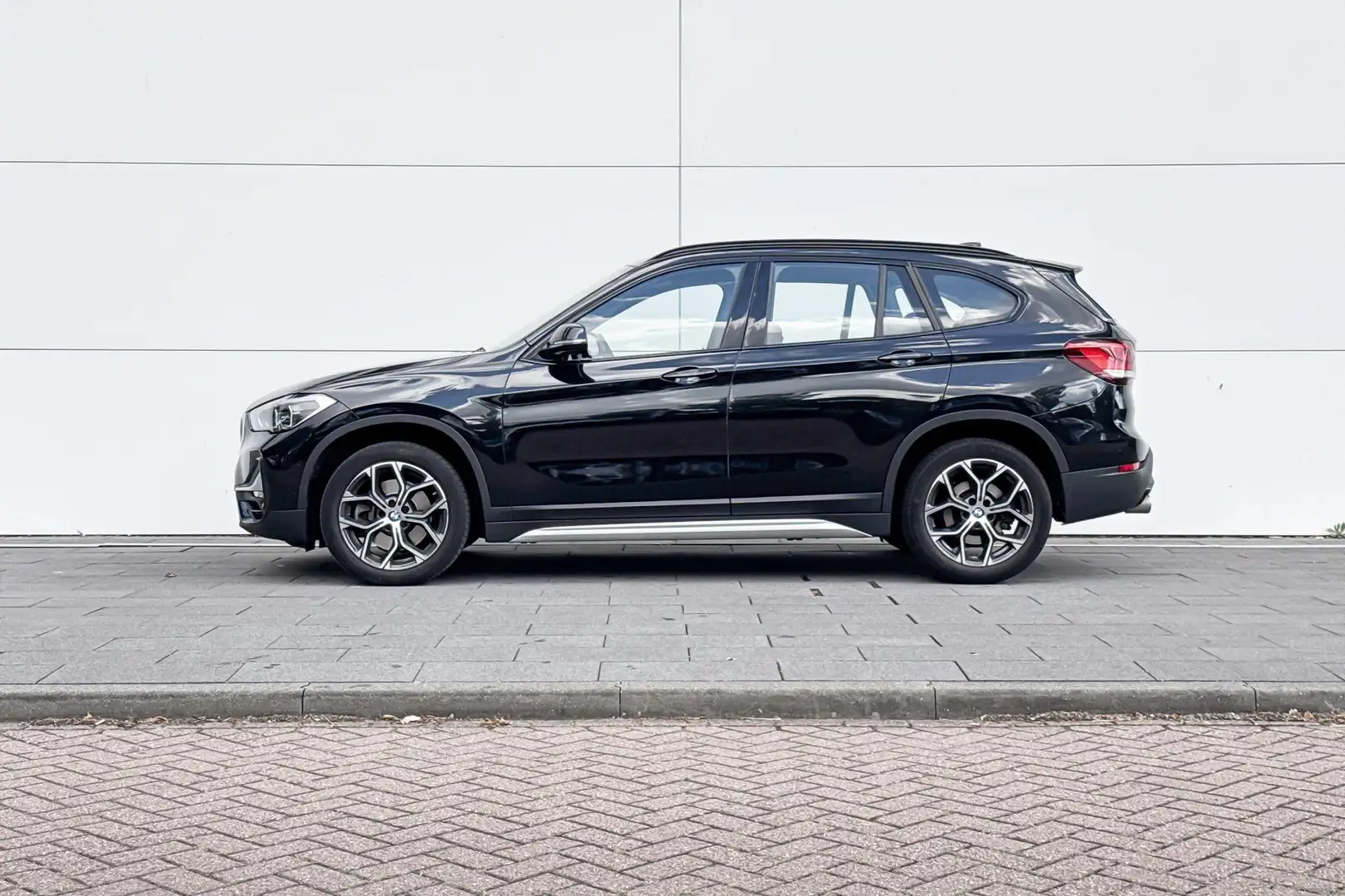 BMW X1 sDrive20i xLine High Executive Zwart - 2