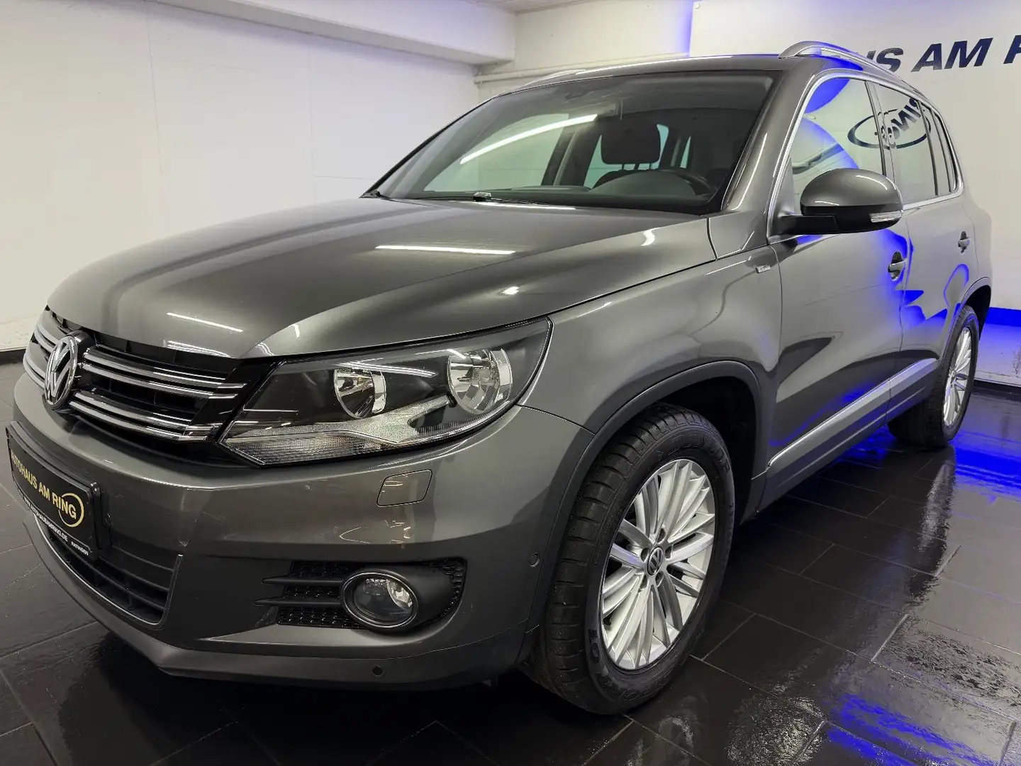 Volkswagen Tiguan Cup Sport BMT 1HD 69TM AHK 3xPDC TEMPO SZ Grau - 2