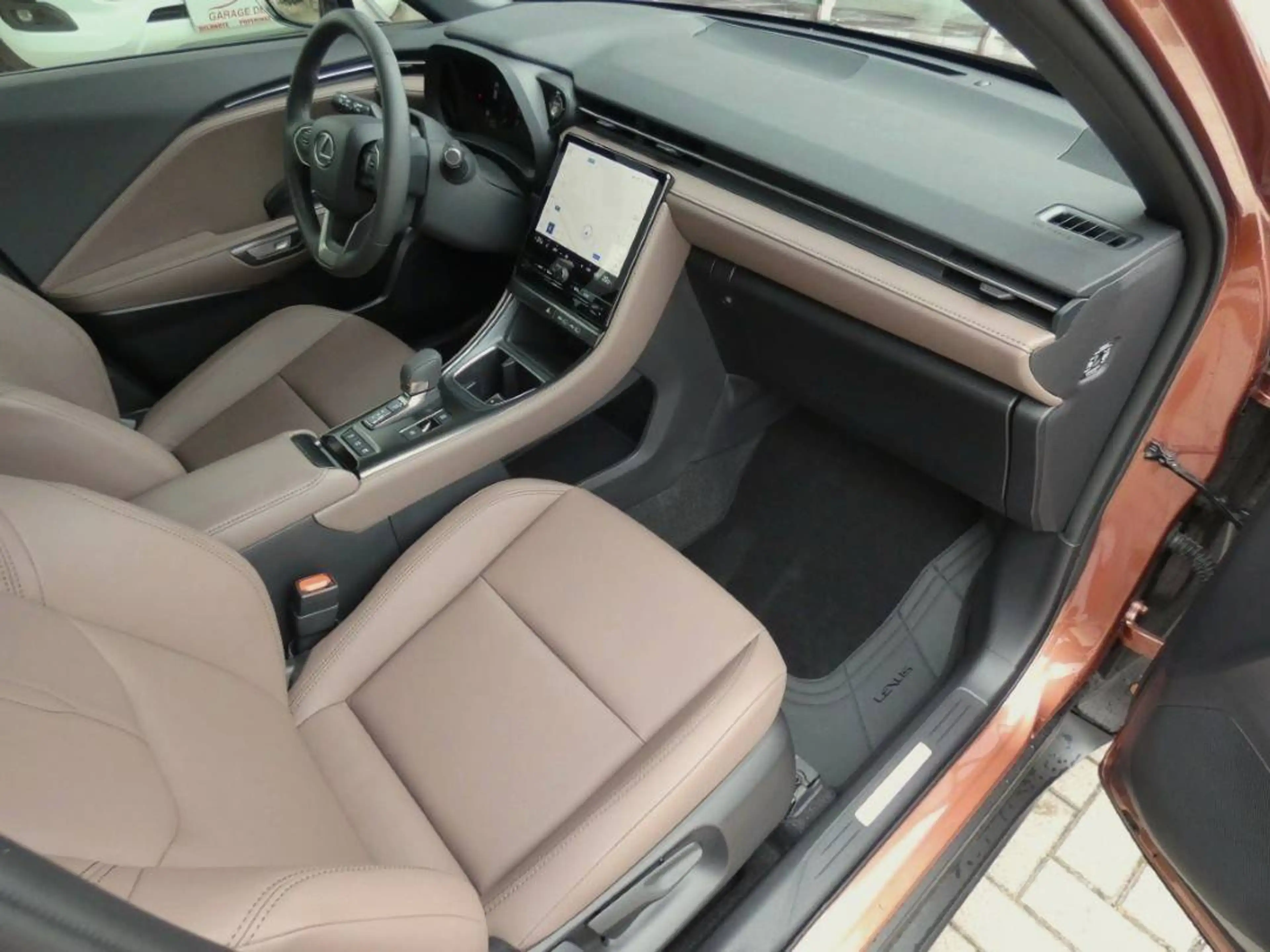 Lexus LBX Hybrid Elegant +BRUIN LEDER +Stuur&Zetelverwarming +GPS +Dodehoek +Parkeersensoren — photo 9