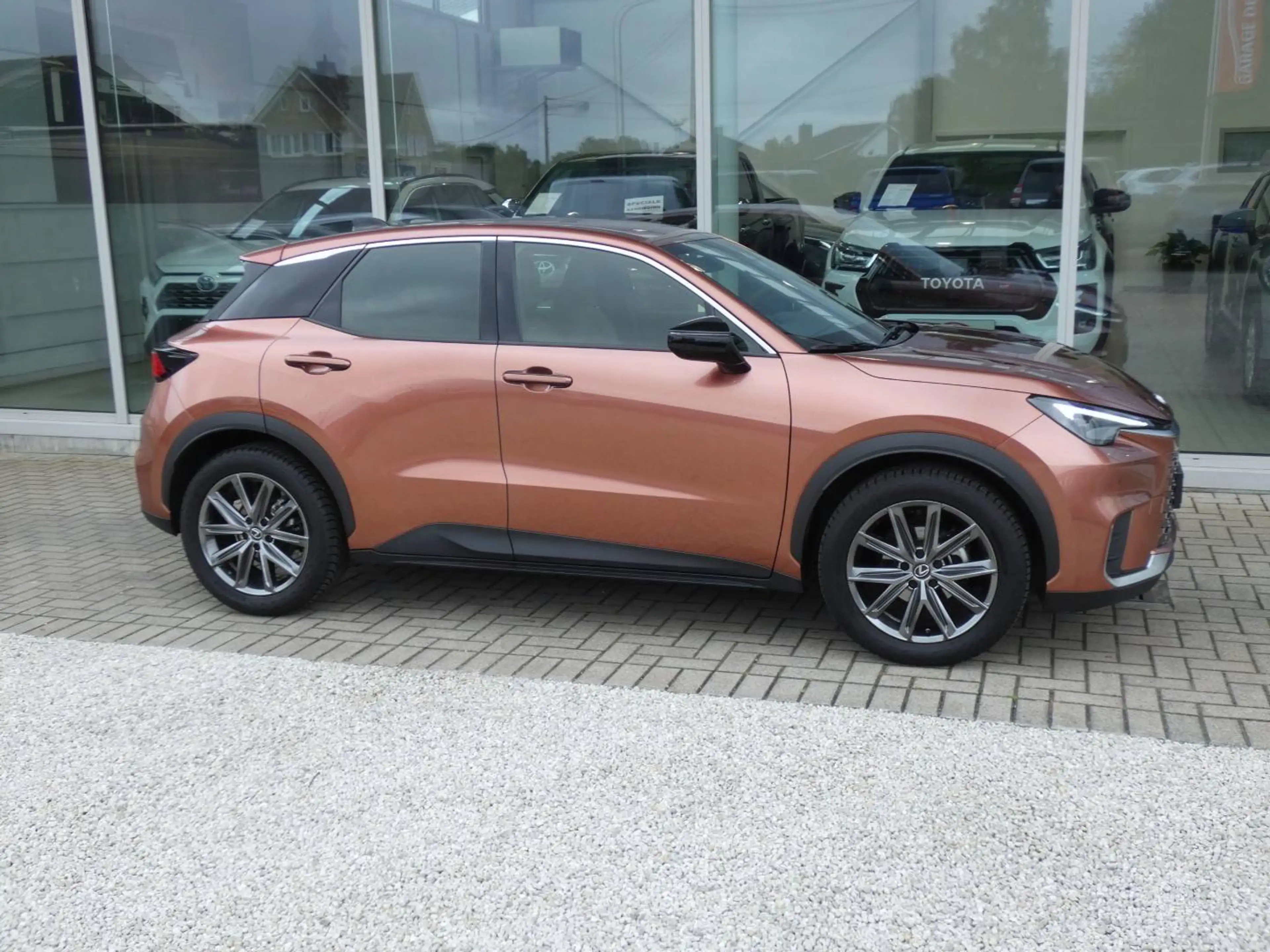 Lexus LBX Hybrid Elegant +BRUIN LEDER +Stuur&Zetelverwarming +GPS +Dodehoek +Parkeersensoren — photo 5