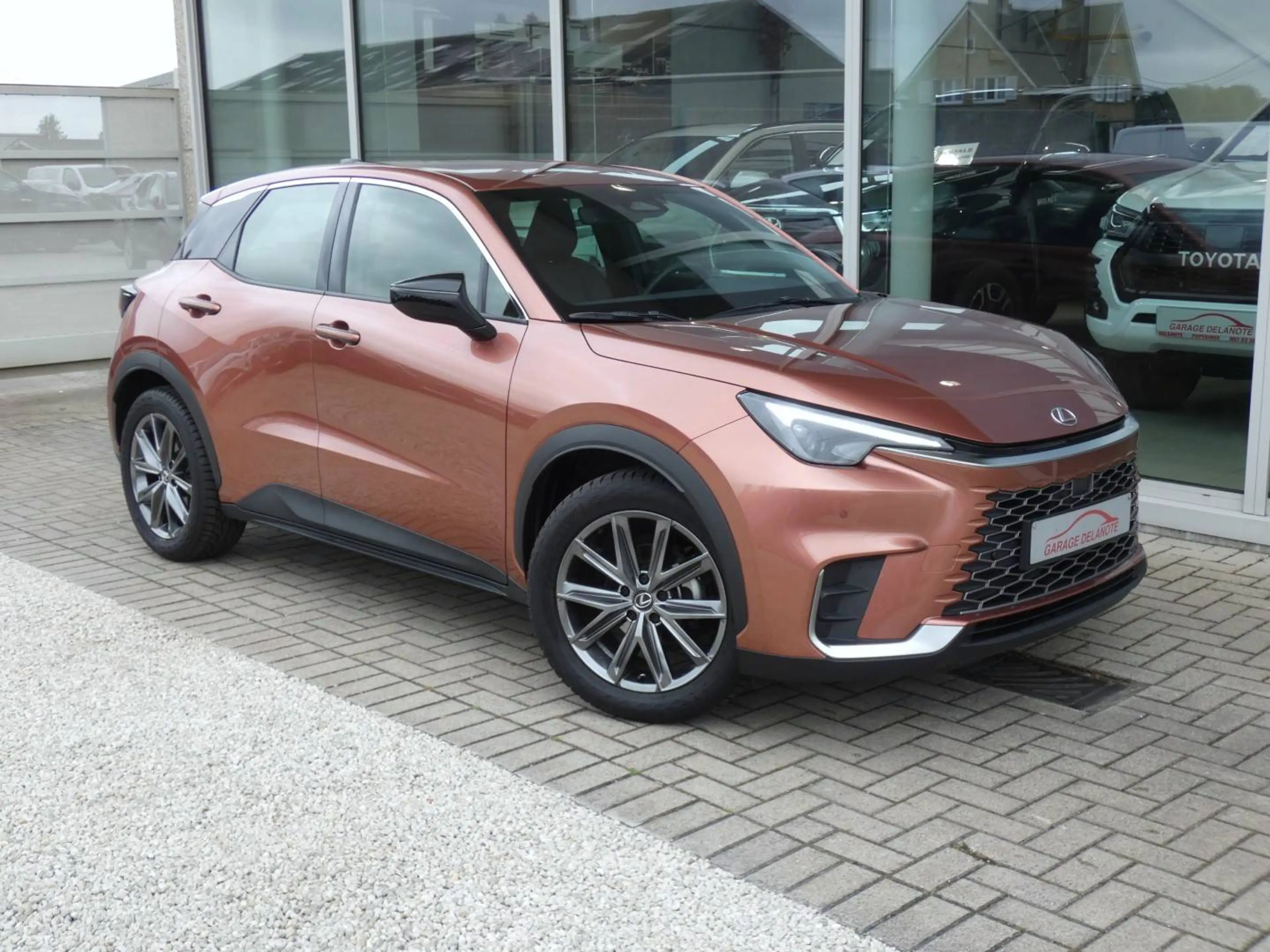 Lexus LBX Hybrid Elegant +BRUIN LEDER +Stuur&Zetelverwarming +GPS +Dodehoek +Parkeersensoren — photo 3