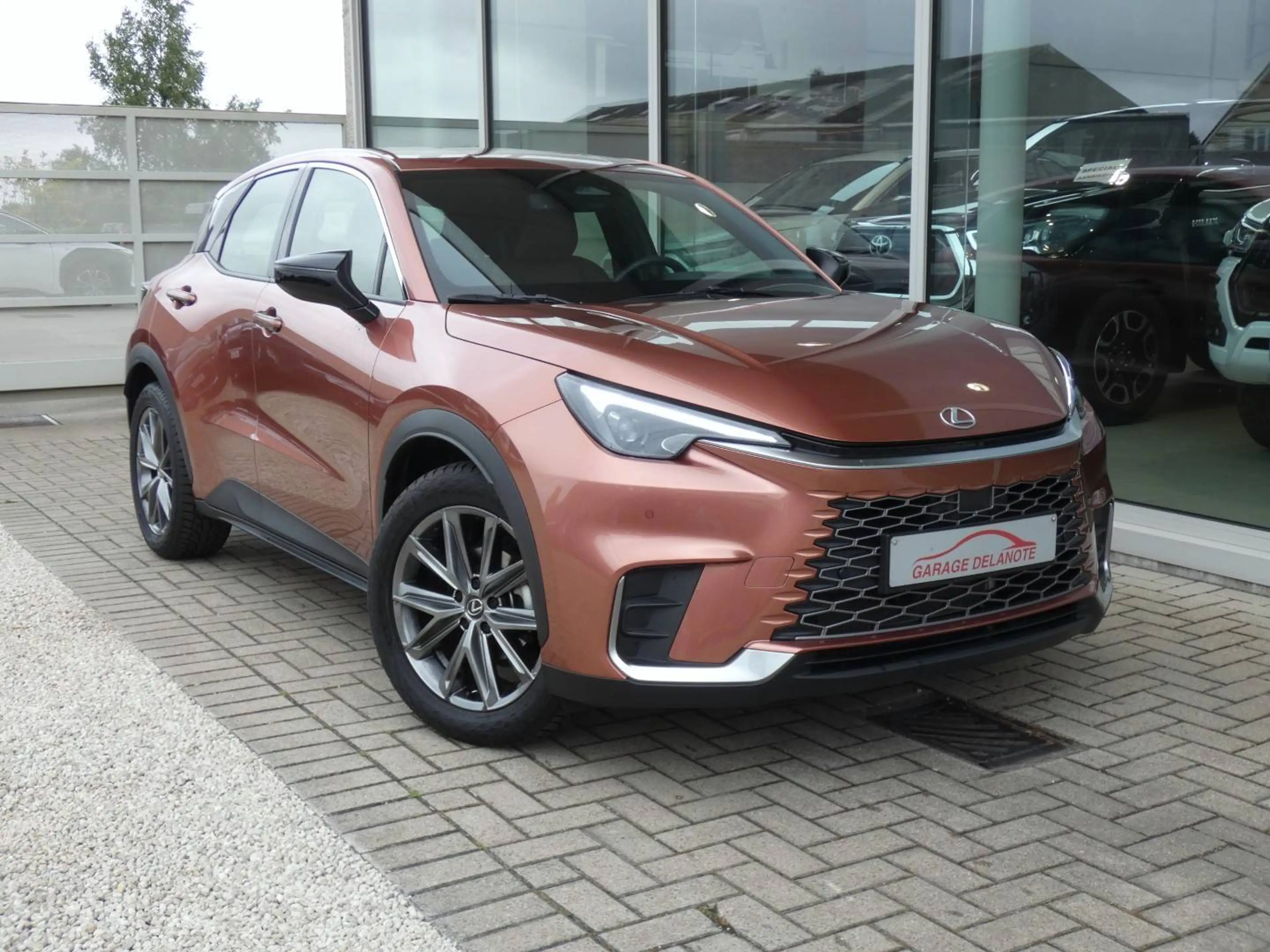 Lexus LBX Hybrid Elegant +BRUIN LEDER +Stuur&Zetelverwarming +GPS +Dodehoek +Parkeersensoren — photo 2