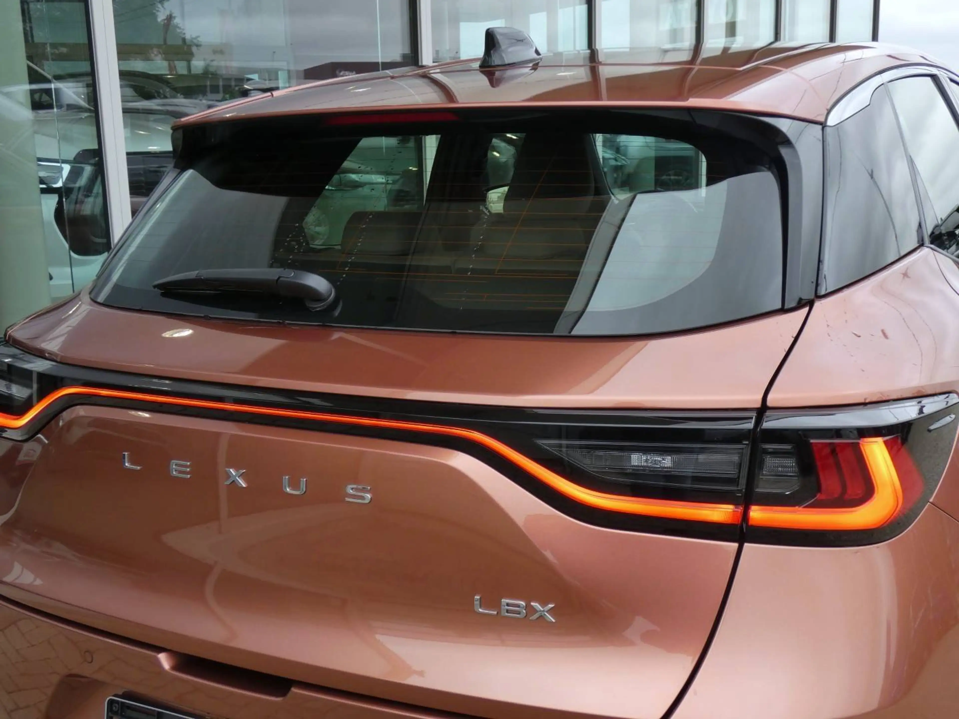 Lexus LBX Hybrid Elegant +BRUIN LEDER +Stuur&Zetelverwarming +GPS +Dodehoek +Parkeersensoren — photo 7