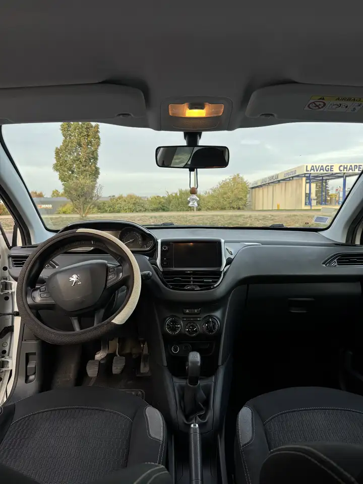 Peugeot 208 208 — photo 8