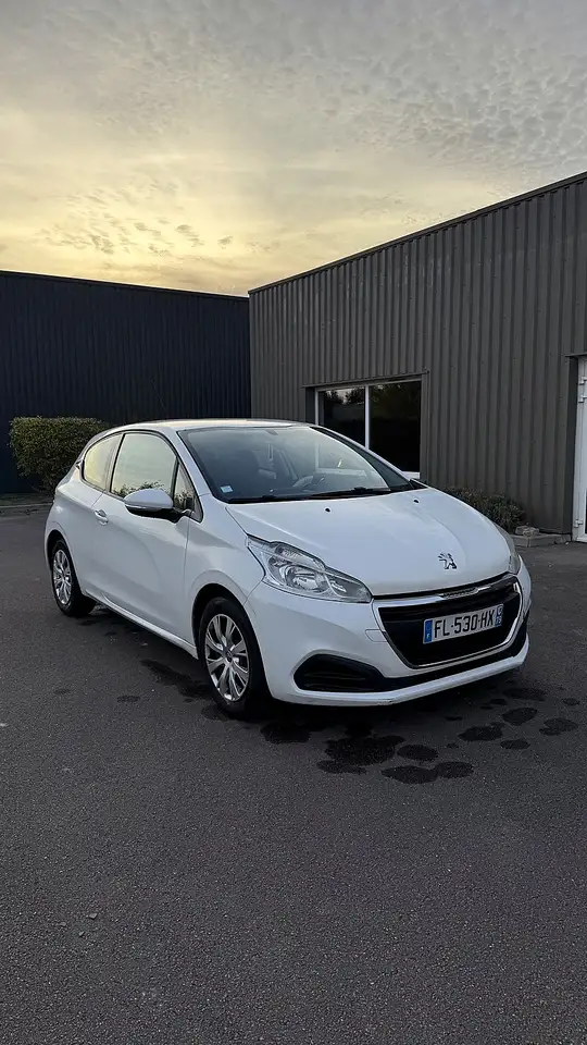 Peugeot 208 208