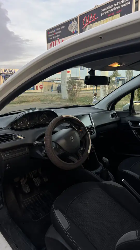 Peugeot 208 208 — photo 9