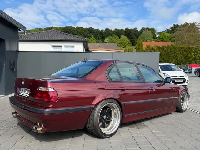 BMW 7 Series view 11