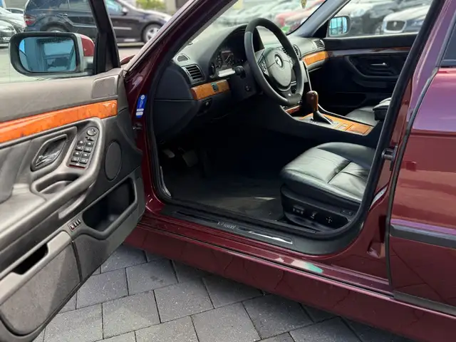 BMW 7 Series view 13