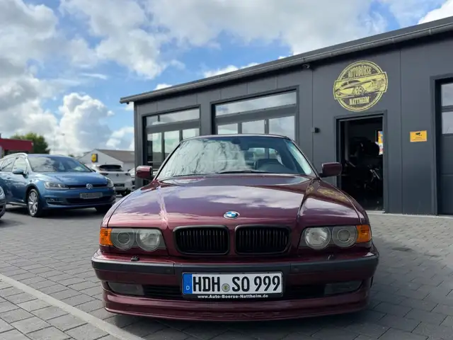 BMW 7 Series view 4