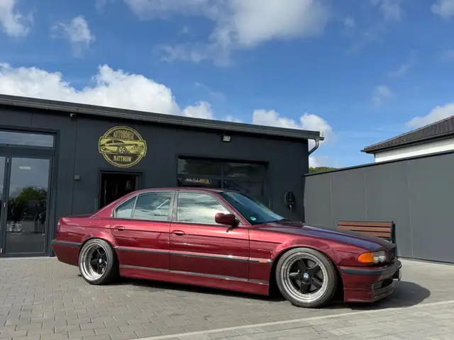 BMW 7 Series view 3