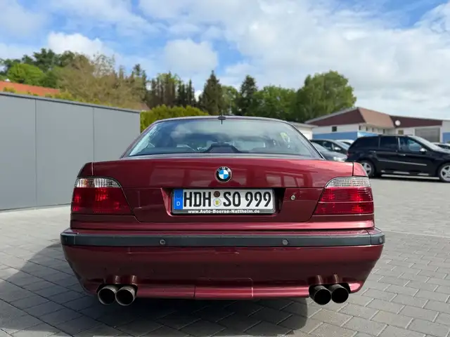 BMW 7 Series view 9