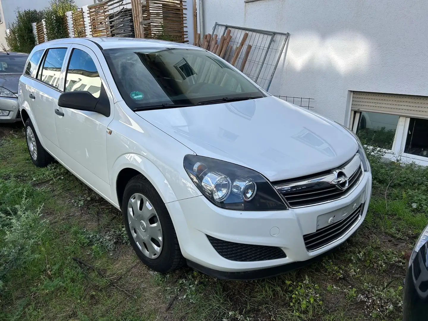 Opel Astra H Caravan 1.6  Selection "110 Jahre" Weiß - 2