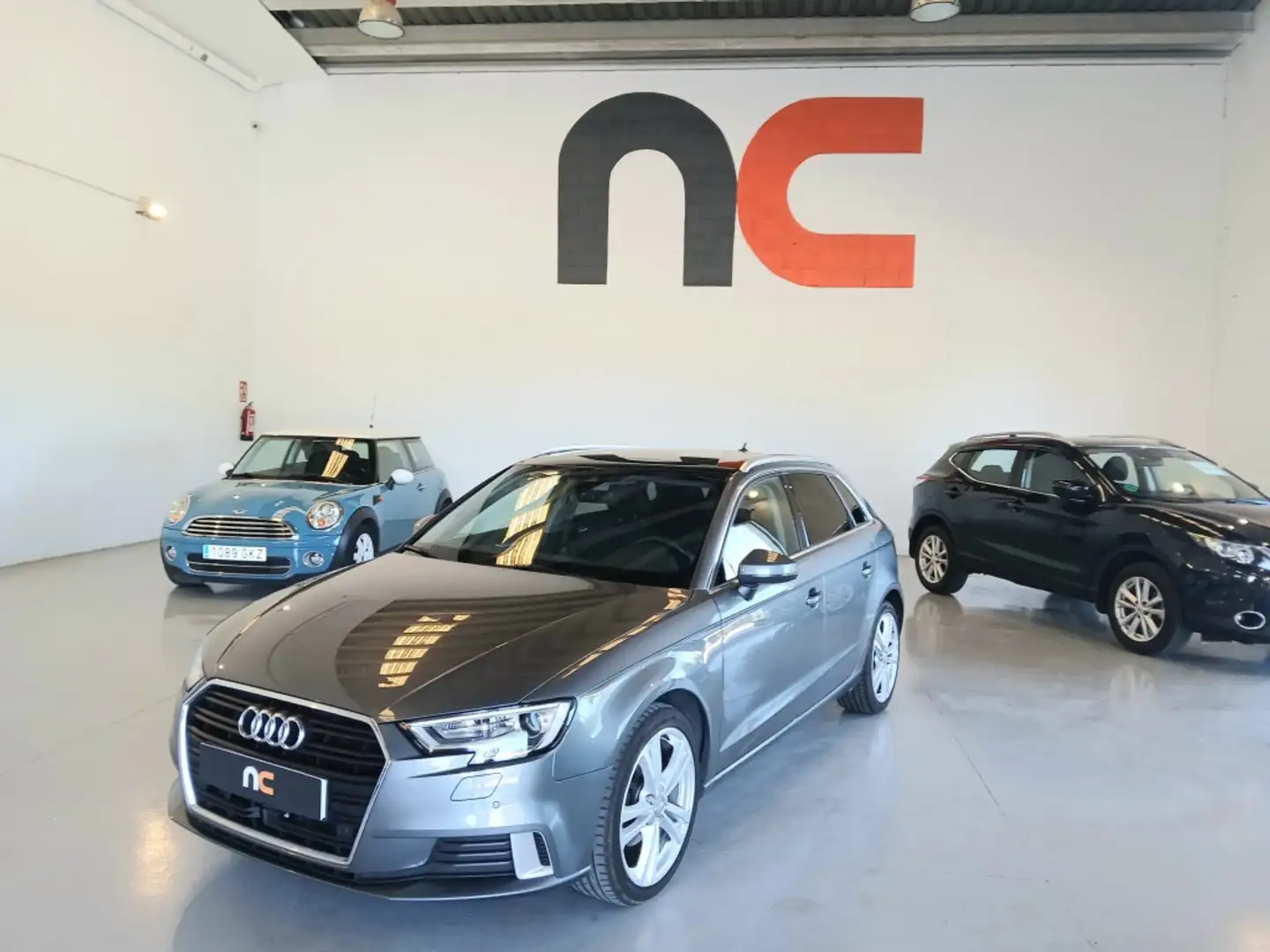 Audi A3 Pequeño Manual de 5 Puertas Grau - 1