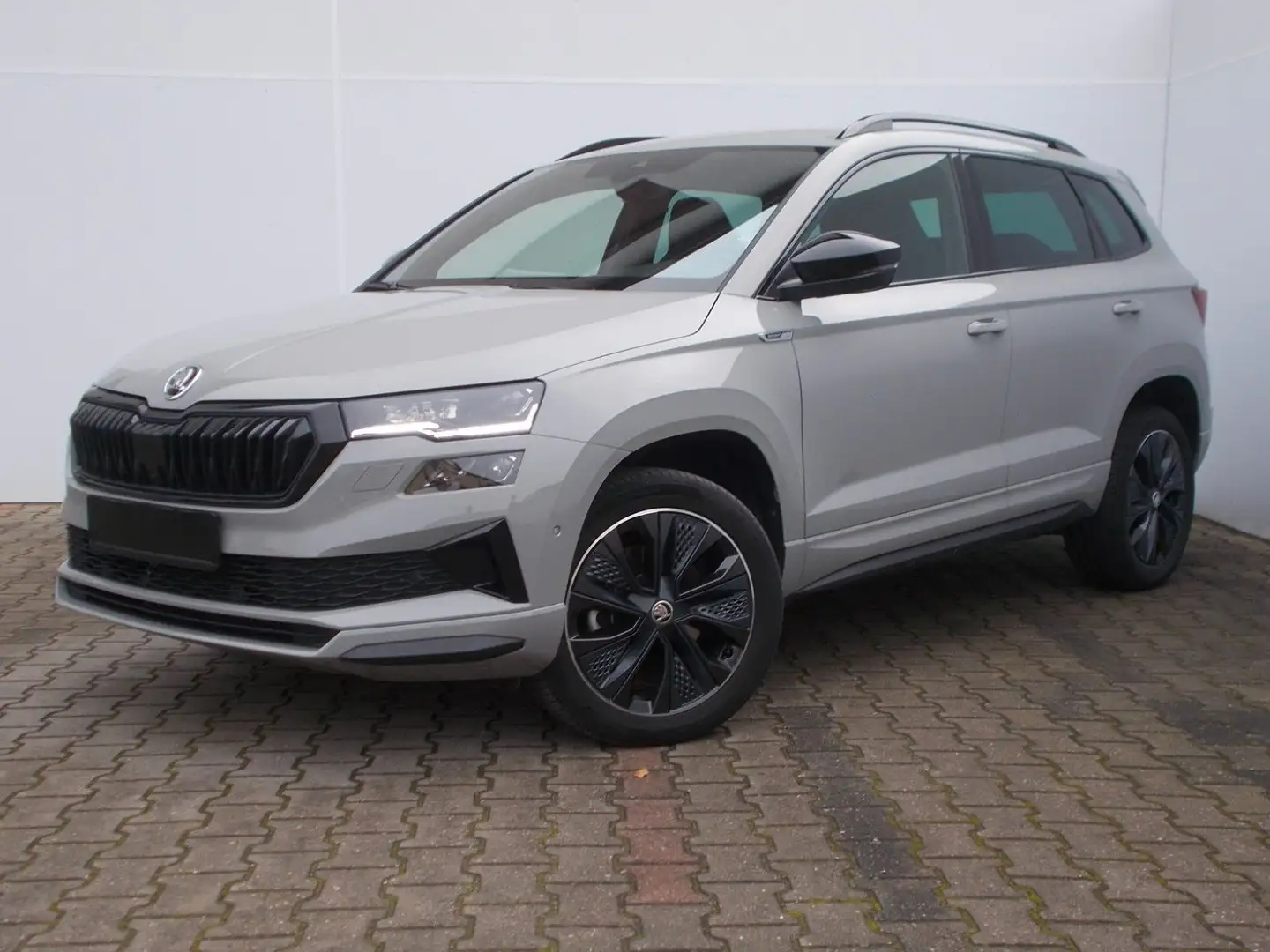 Skoda Karoq 1.5 TSI Sportline * DSG * Navi *LED *360° Grau - 2