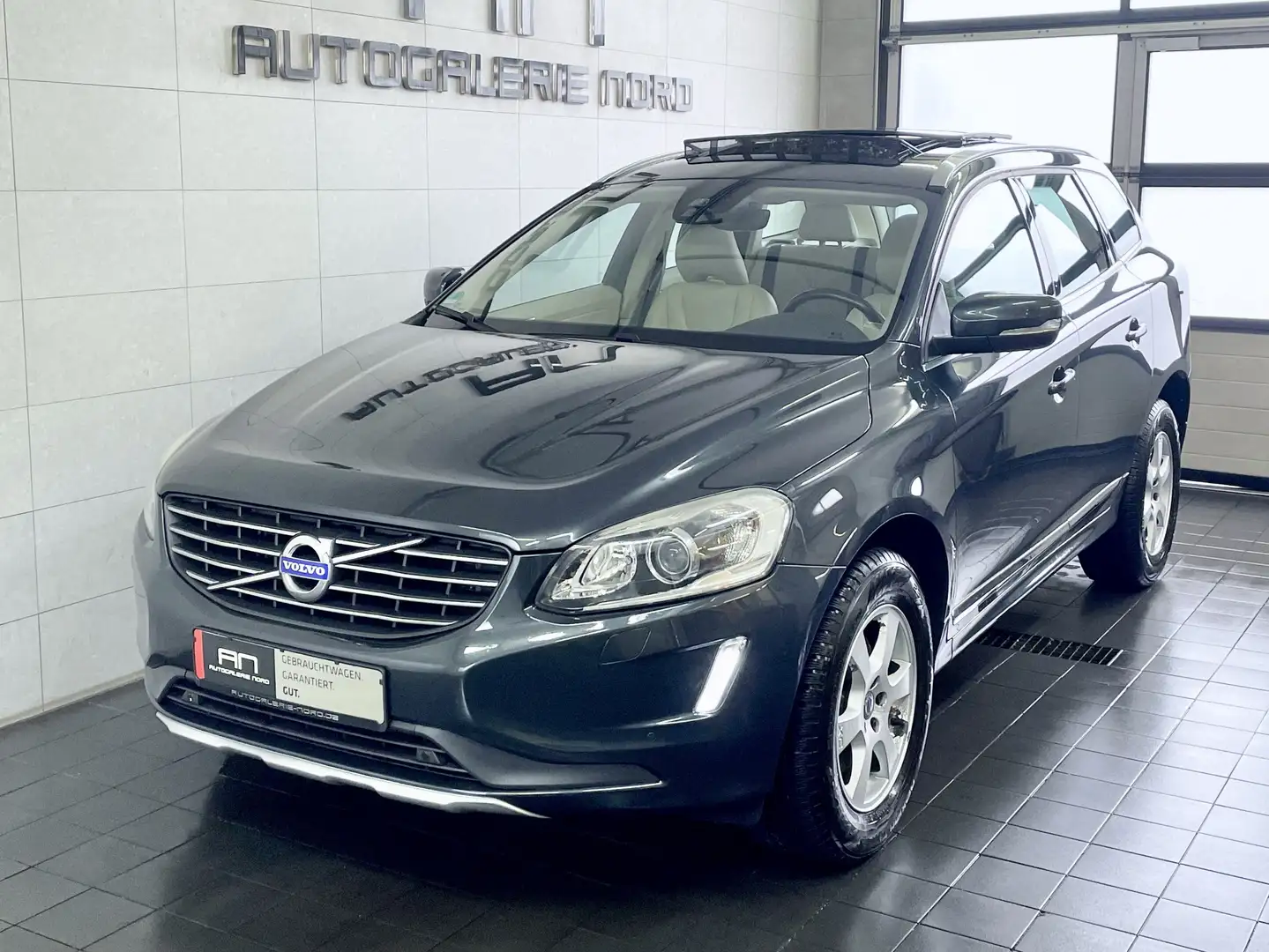 Volvo XC60 Summum 2WD Navi+Pano+Leder+Xenium+ Grau - 2