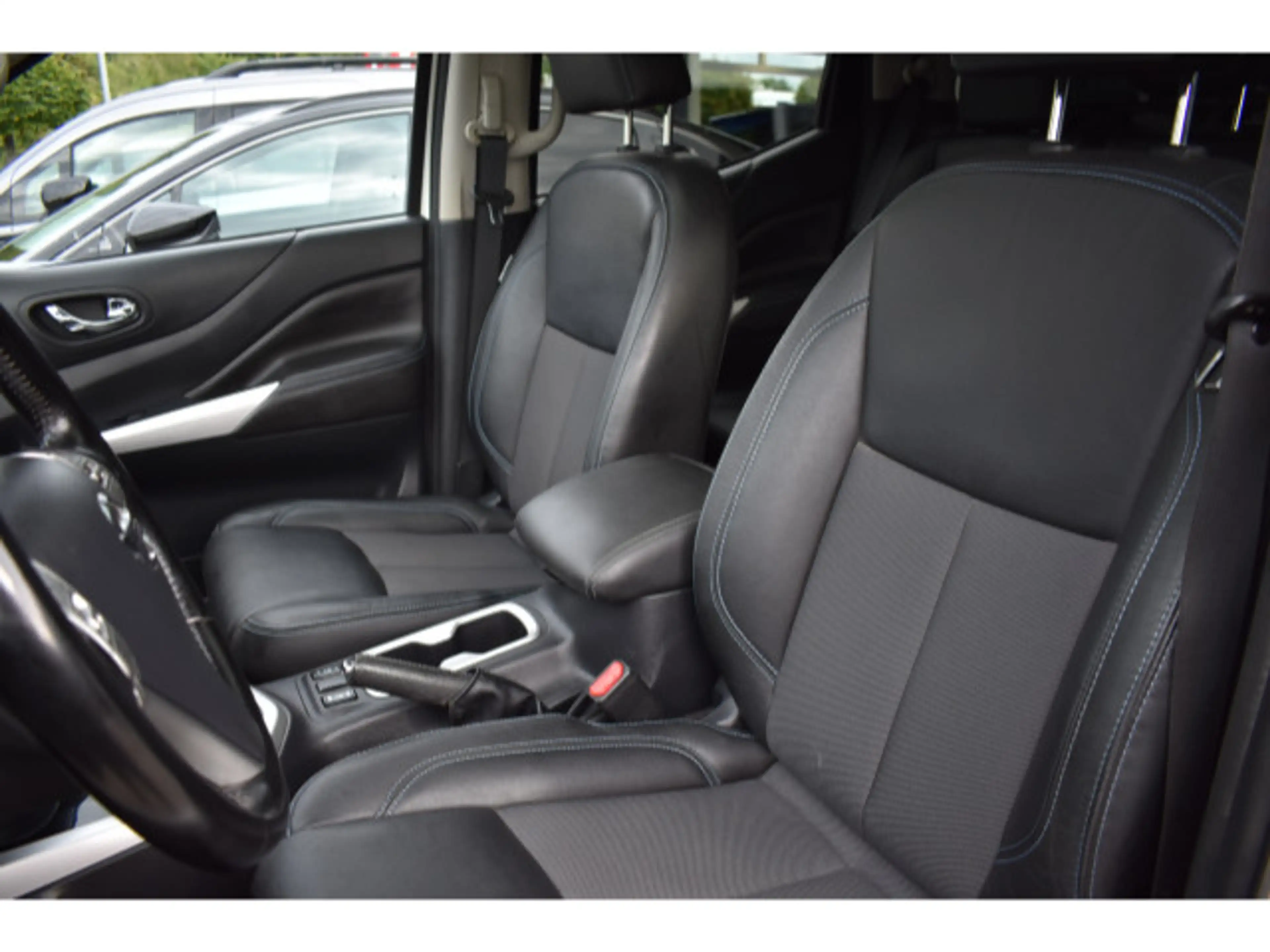 Nissan Navara NP300 N-Guard Double Cab 4x4-Allrad Autom — photo 13