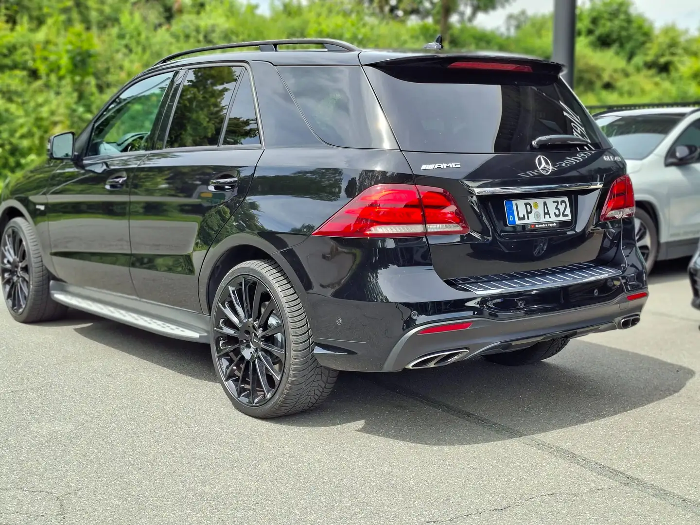 Mercedes-Benz GLE 43 AMG AMG GLE 43 4Matic 9G-TRONIC AMG Line Schwarz - 2