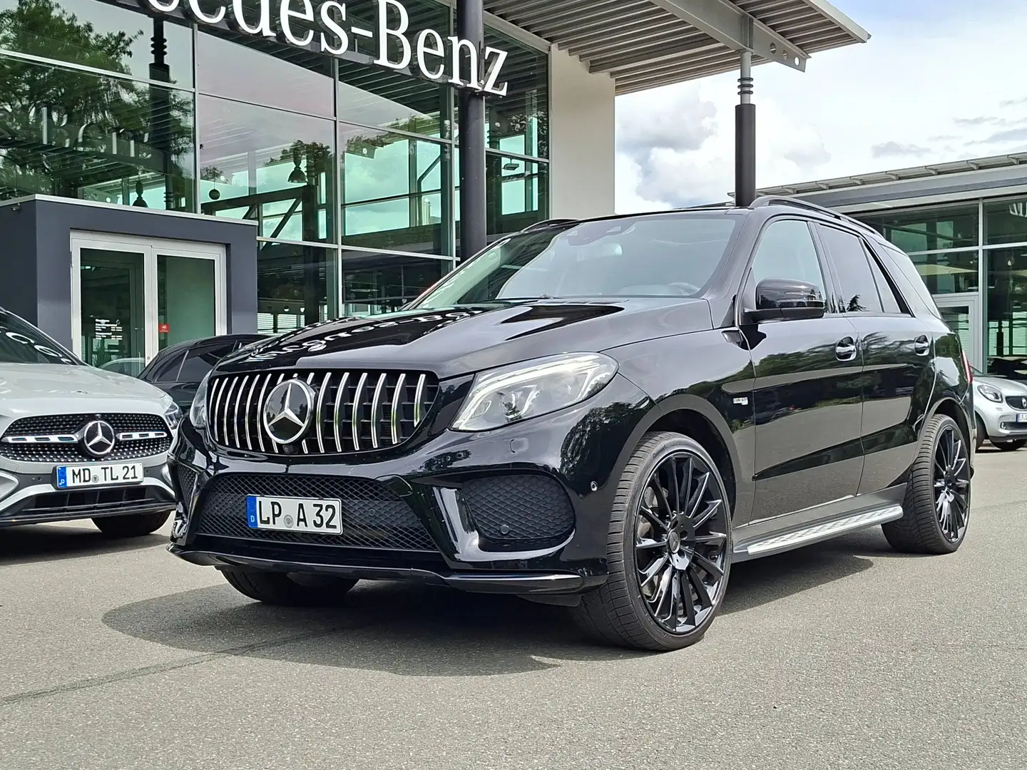 Mercedes-Benz GLE 43 AMG AMG GLE 43 4Matic 9G-TRONIC AMG Line Schwarz - 1