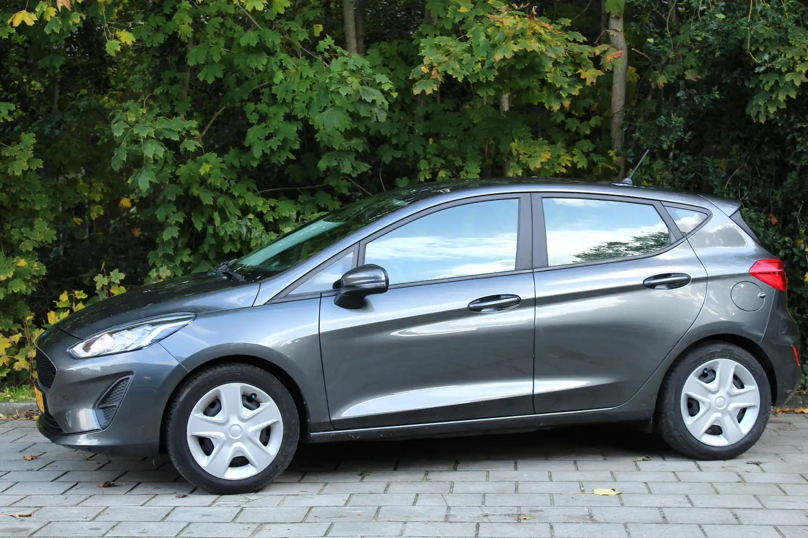 Ford Fiesta airco cruise navigatie enz. Mooie auto!! 1.1 Trend Grijs - 1