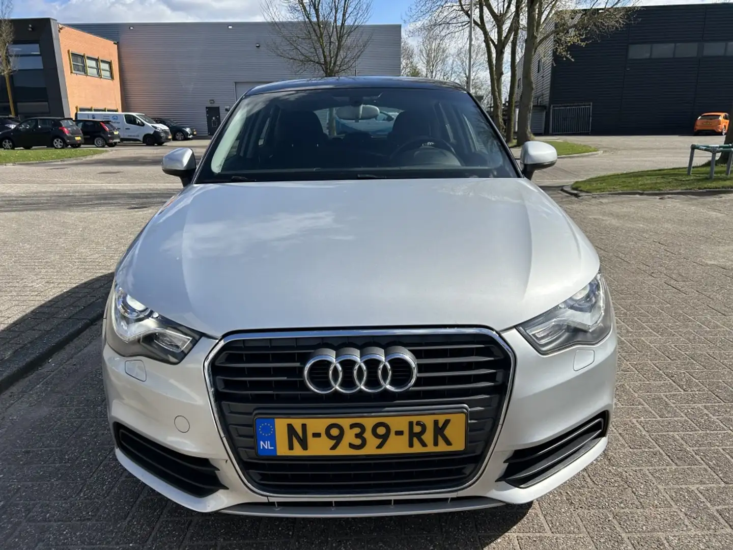 Audi A1 Sportback 1.2 TFSI Ambition XENON CLIMA PDC BLUETH Grijs - 2
