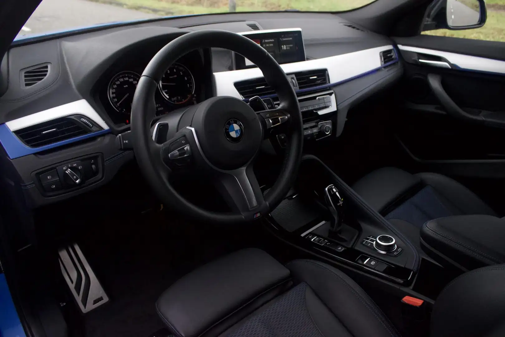 BMW X2 xDrive20i High Executive| M Sport - Navi Pro - Cam Azul - 2