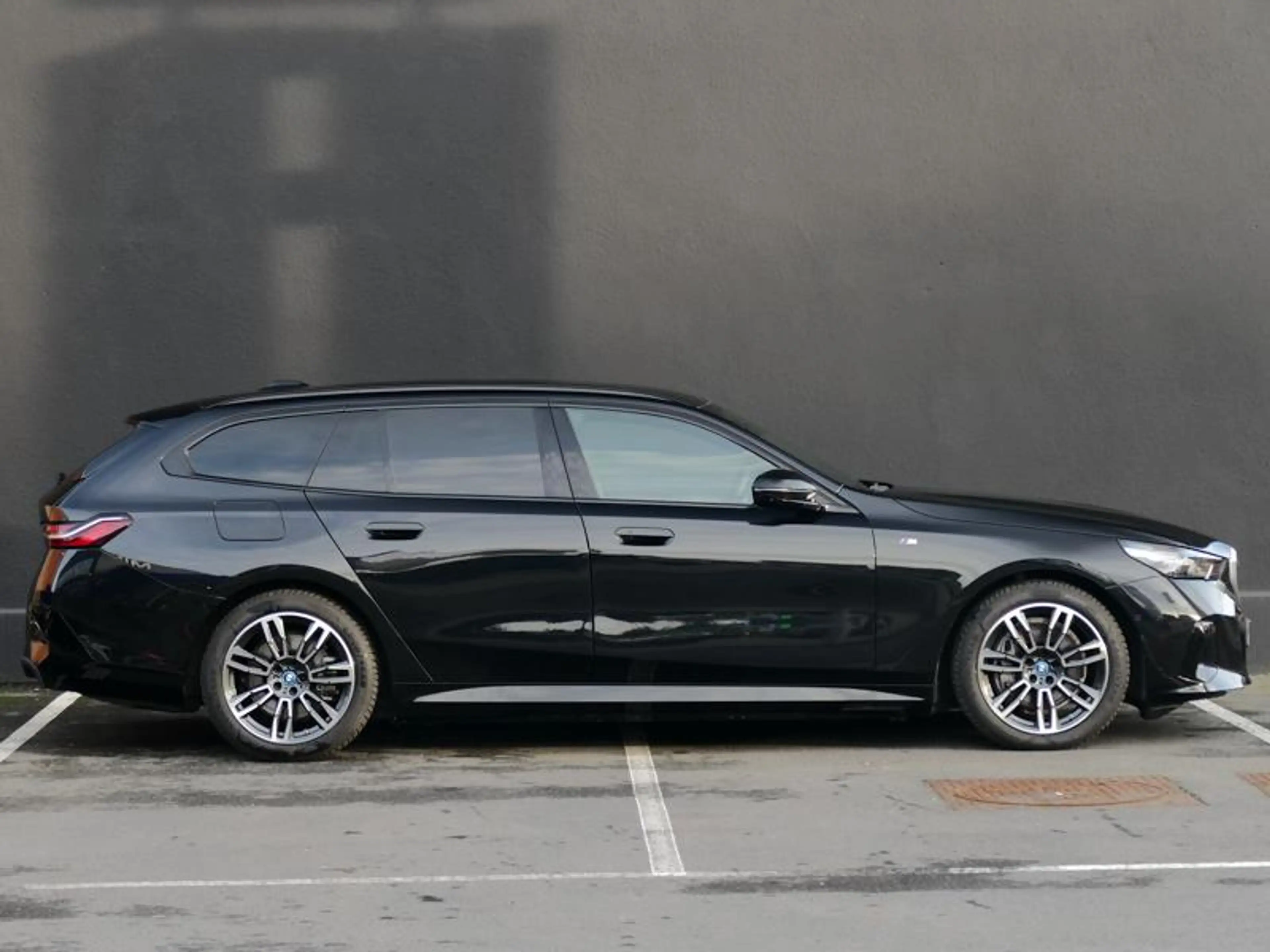 BMW i5 eDrive40 Touring M Sport — photo 3