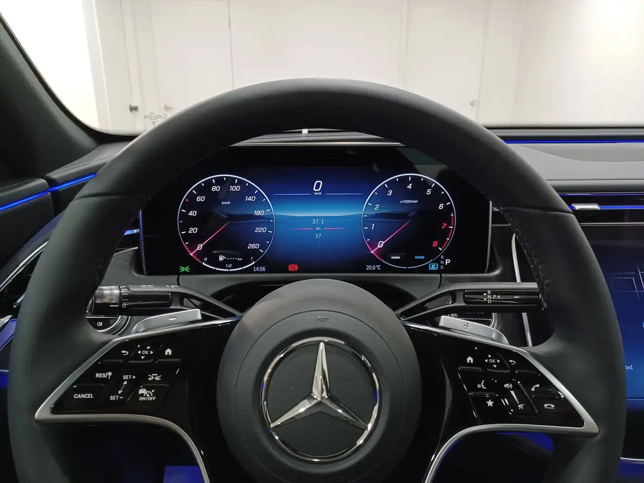 Mercedes-Benz E-Class снимка Mercedes-Benz E-Class