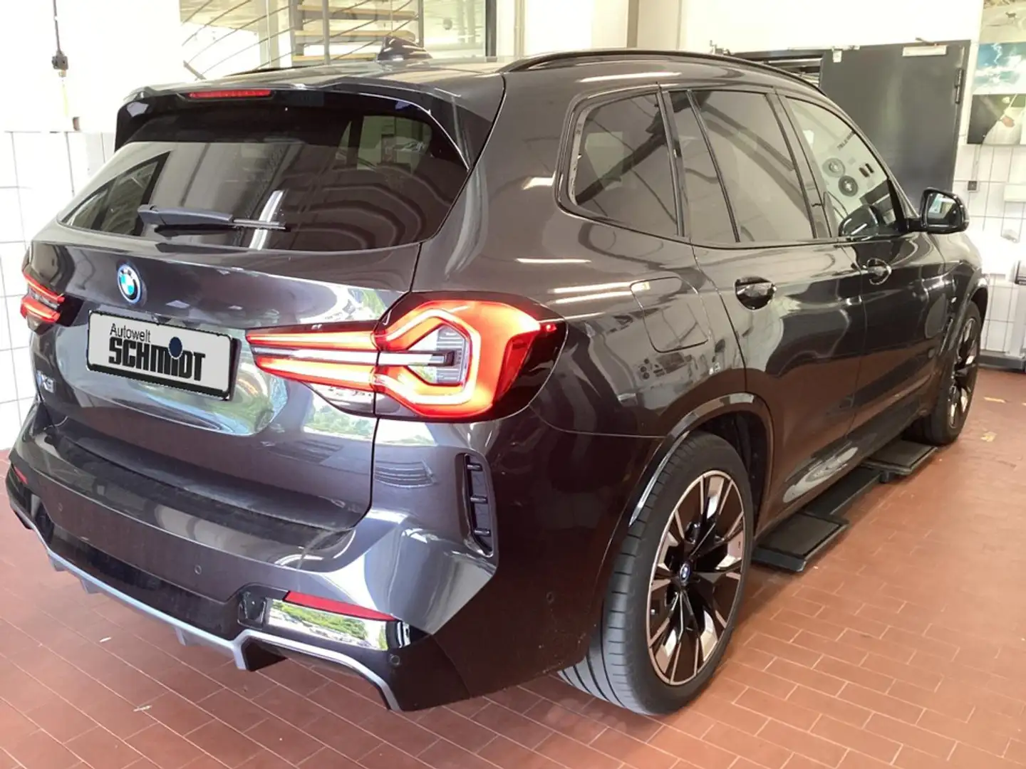 BMW iX3 IMPRESSIVE M Sport + GARANTIE-bis-06.2029 Grau - 2