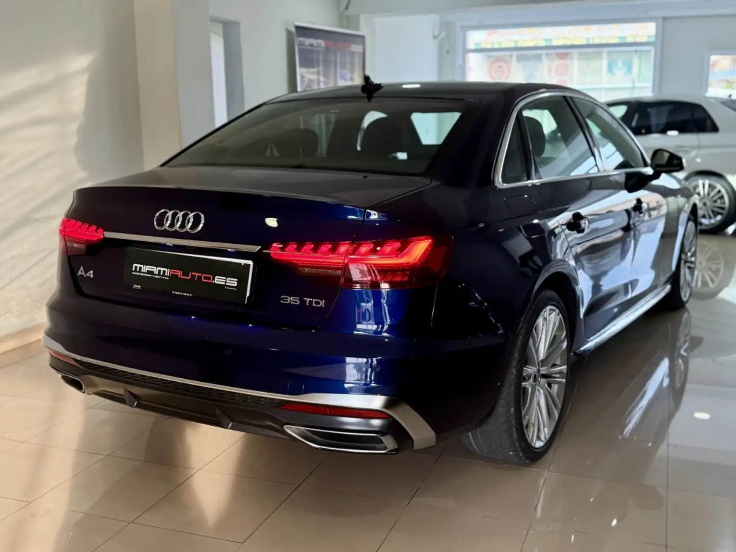 Audi A4 35 TDI S line S tronic 120kW Blau - 2