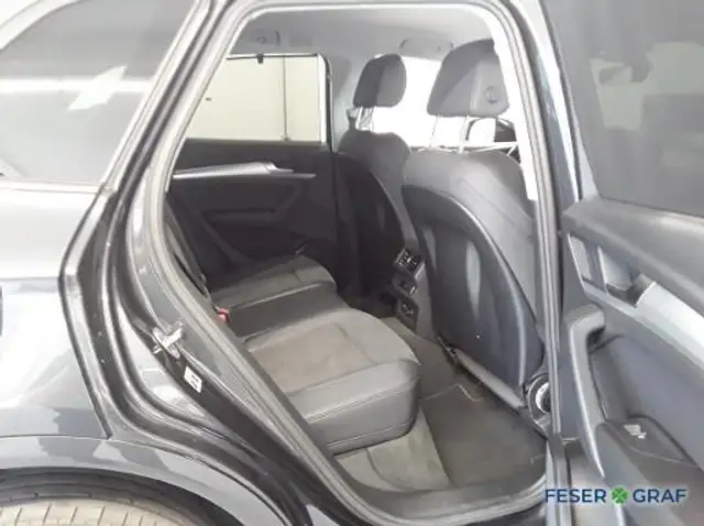 Audi Q5 view 9