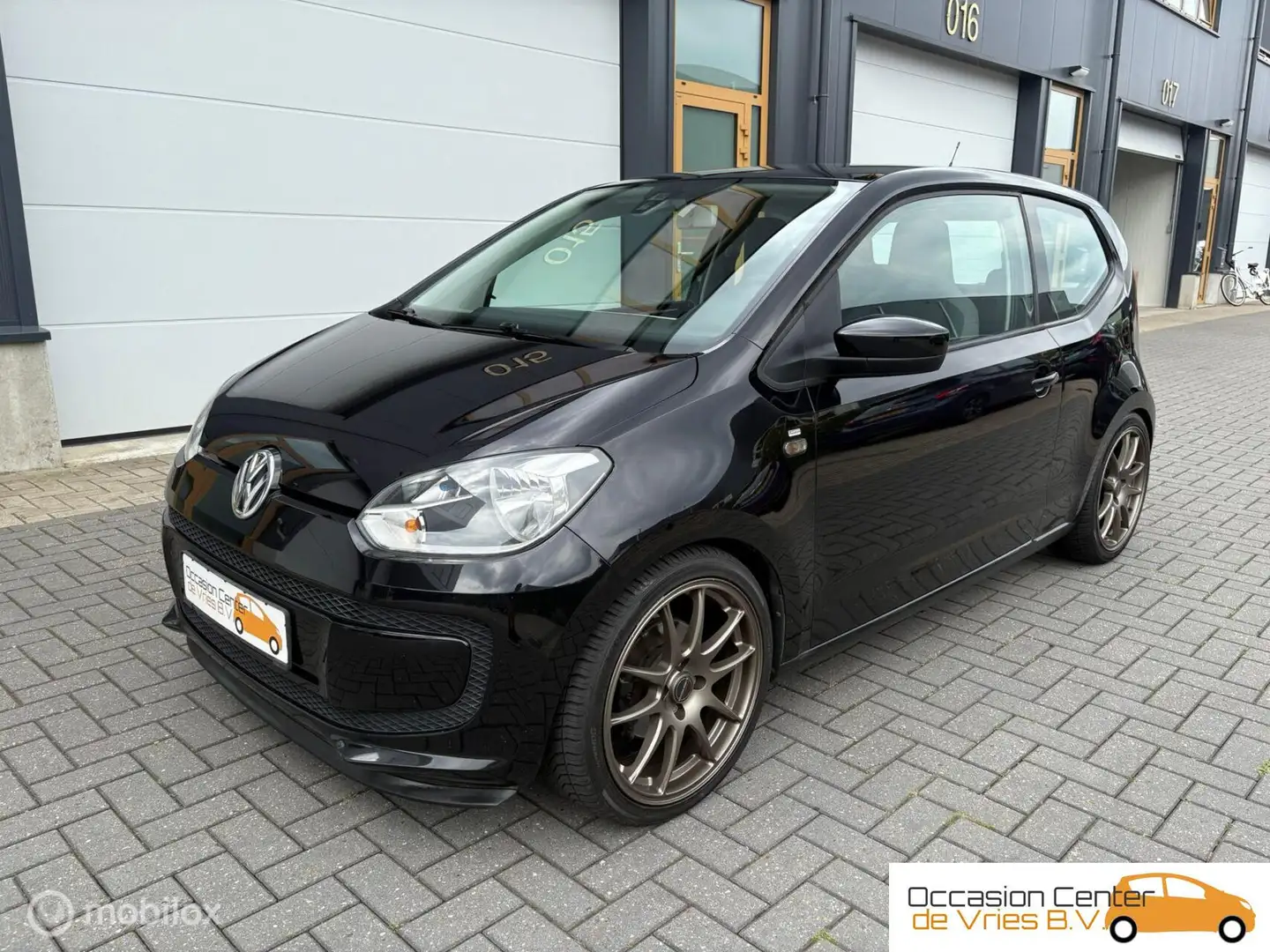 Volkswagen up! 1.0 AircoVelgenCruiseParksensorElektrPakket Zwart - 2